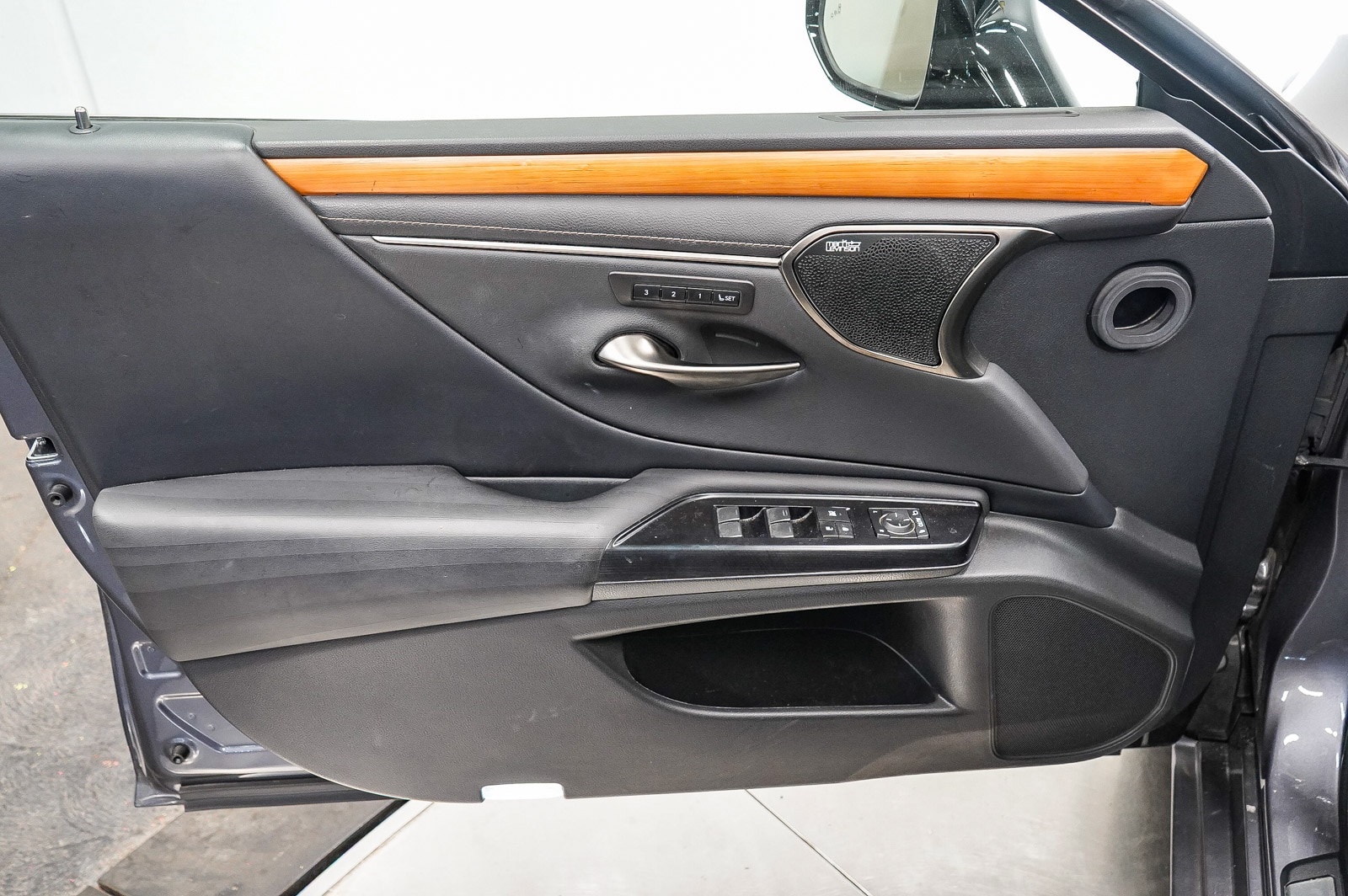 Thumbnail: 2020 Lexus ES - 22