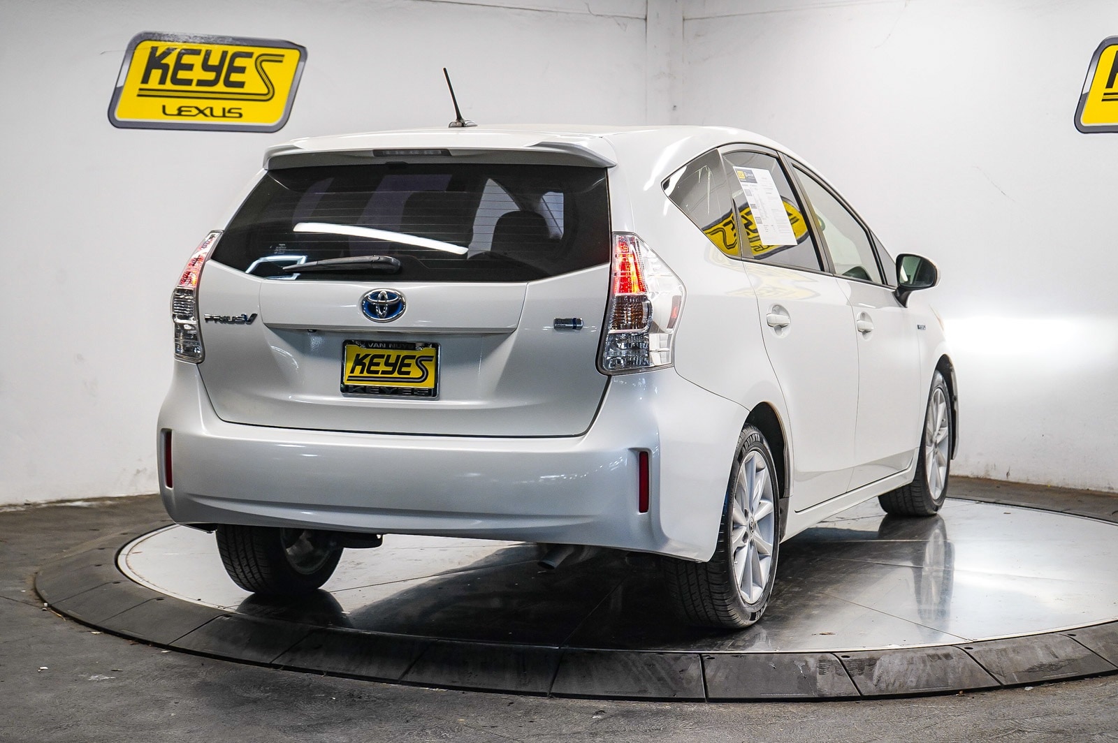 Thumbnail: 2013 Toyota Prius v - 4