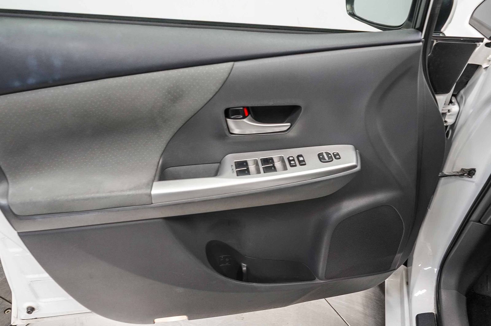 Thumbnail: 2012 Toyota Prius v - 20