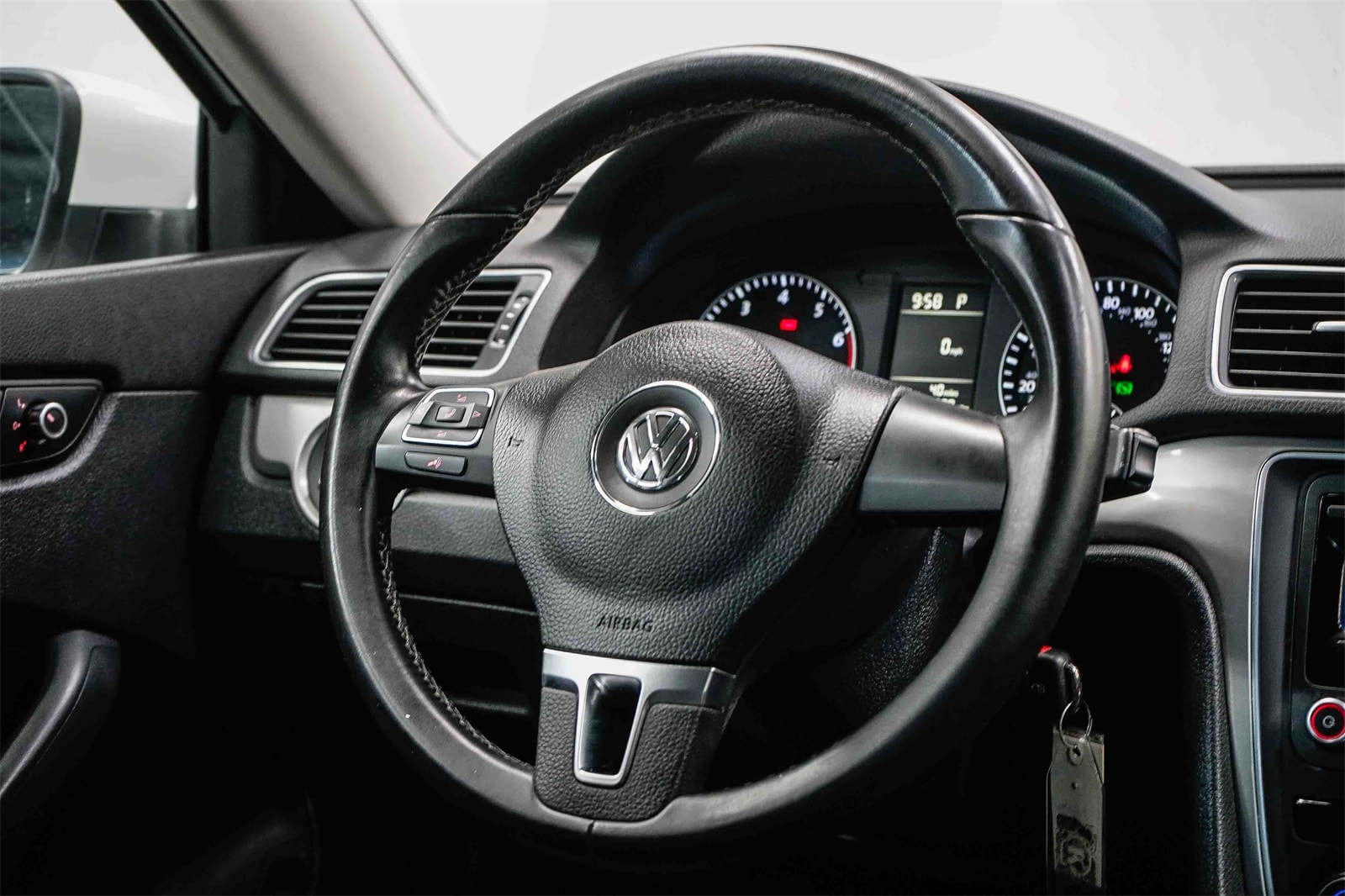 Thumbnail: 2015 Volkswagen Passat - 14