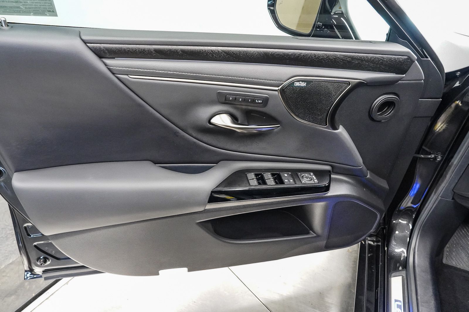 Thumbnail: 2025 Lexus ES - 22