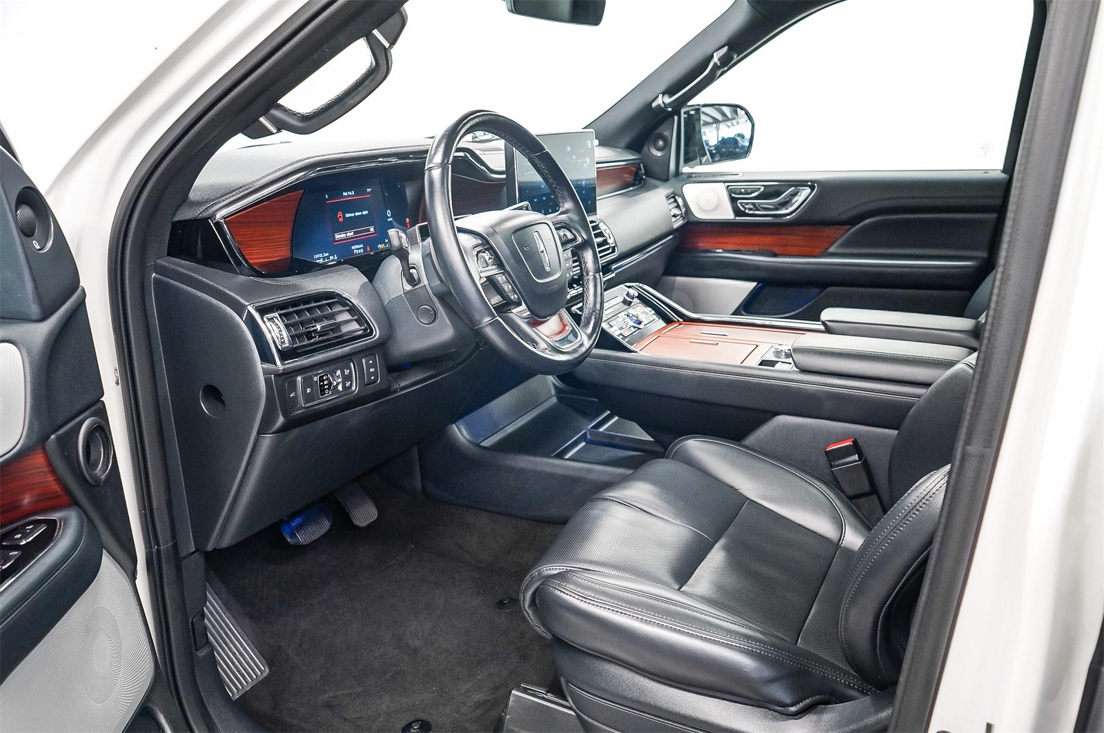 Thumbnail: 2022 Lincoln Navigator L - 18