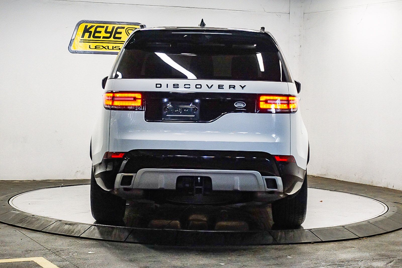 Thumbnail: 2019 Land Rover Discovery - 3