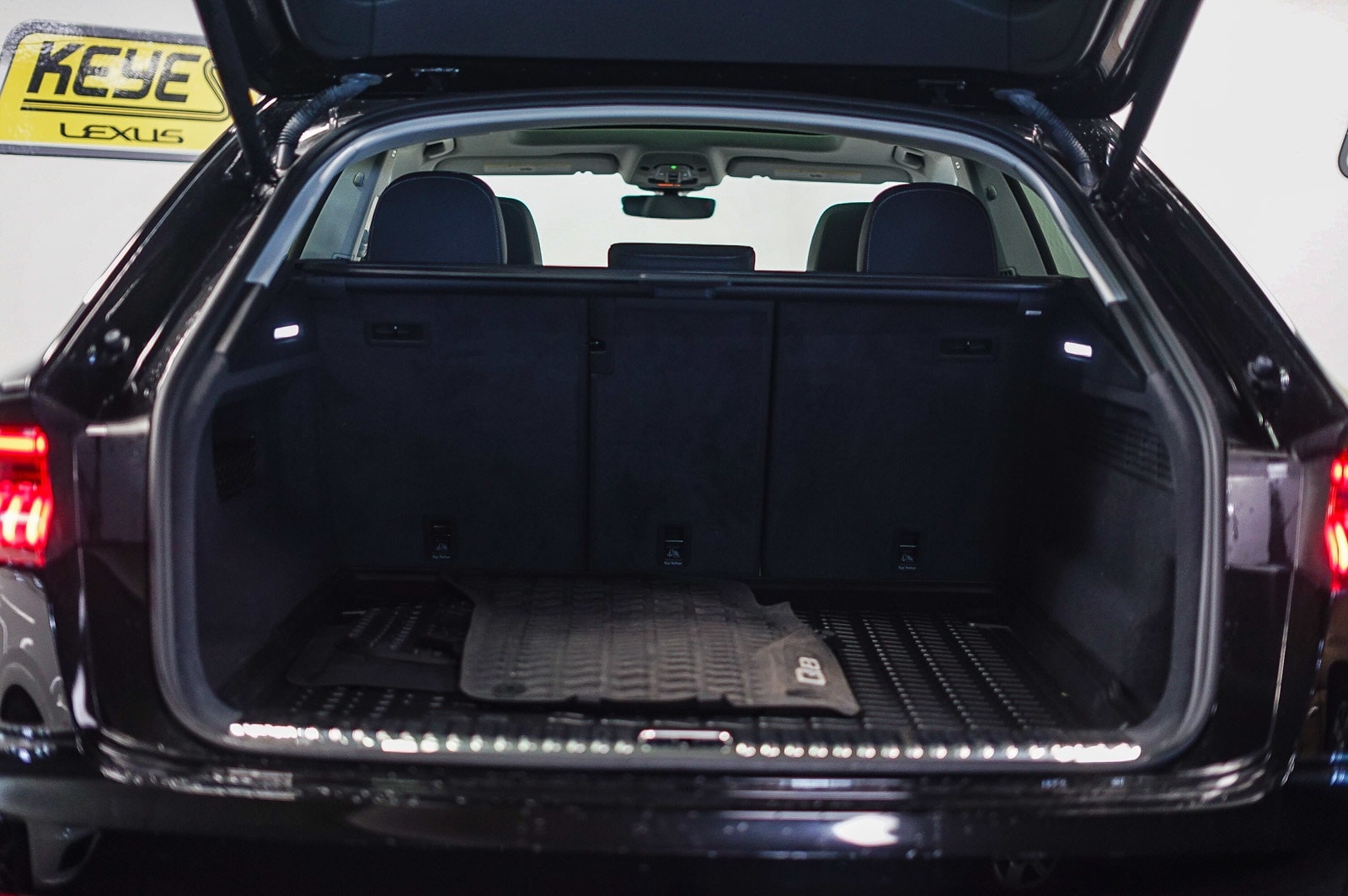 Thumbnail: 2022 Audi Q8 - 28