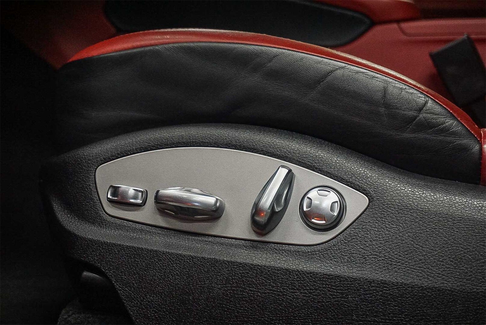 Thumbnail: 2023 Porsche Macan - 21