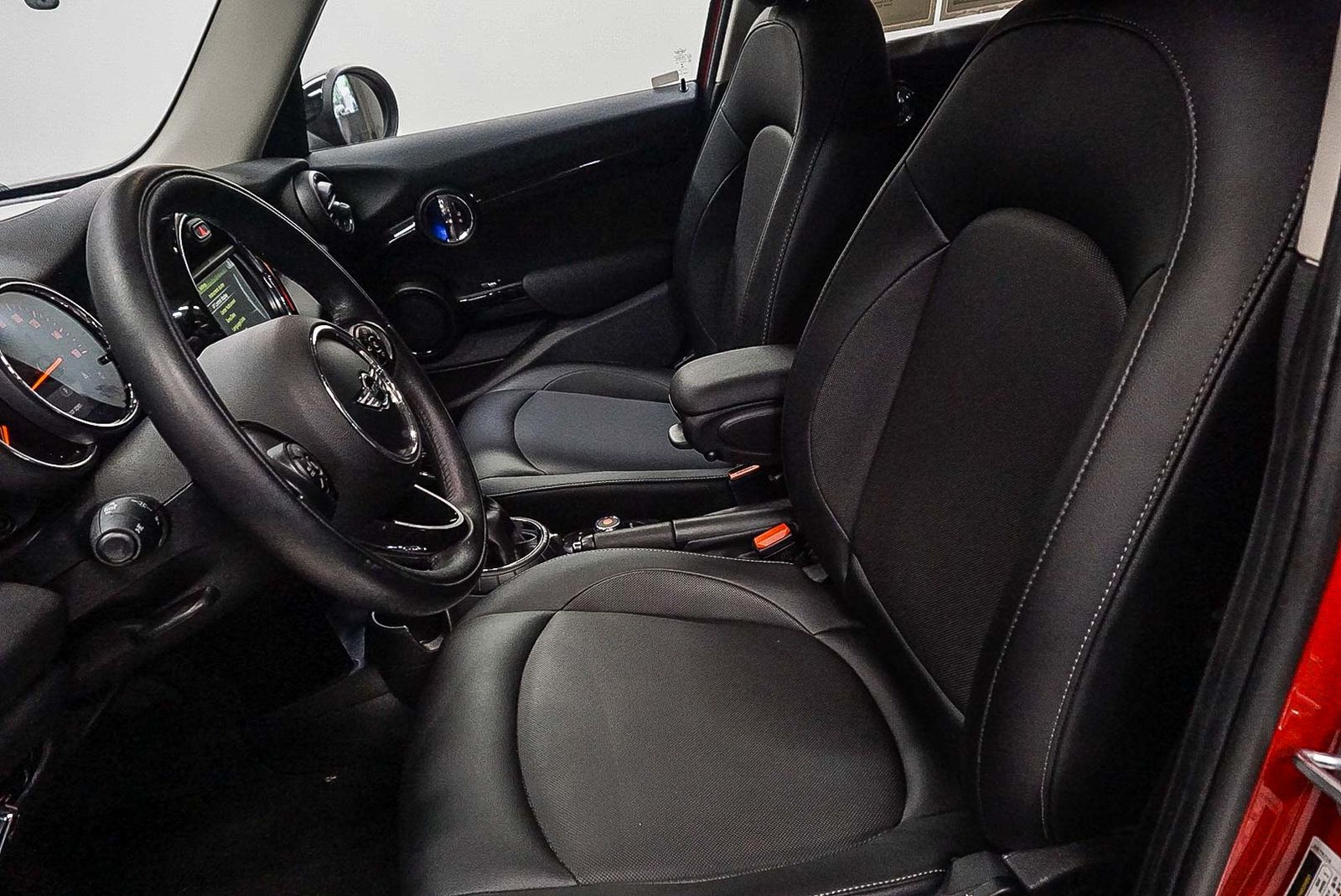 Thumbnail: 2016 MINI Cooper Hardtop - 17