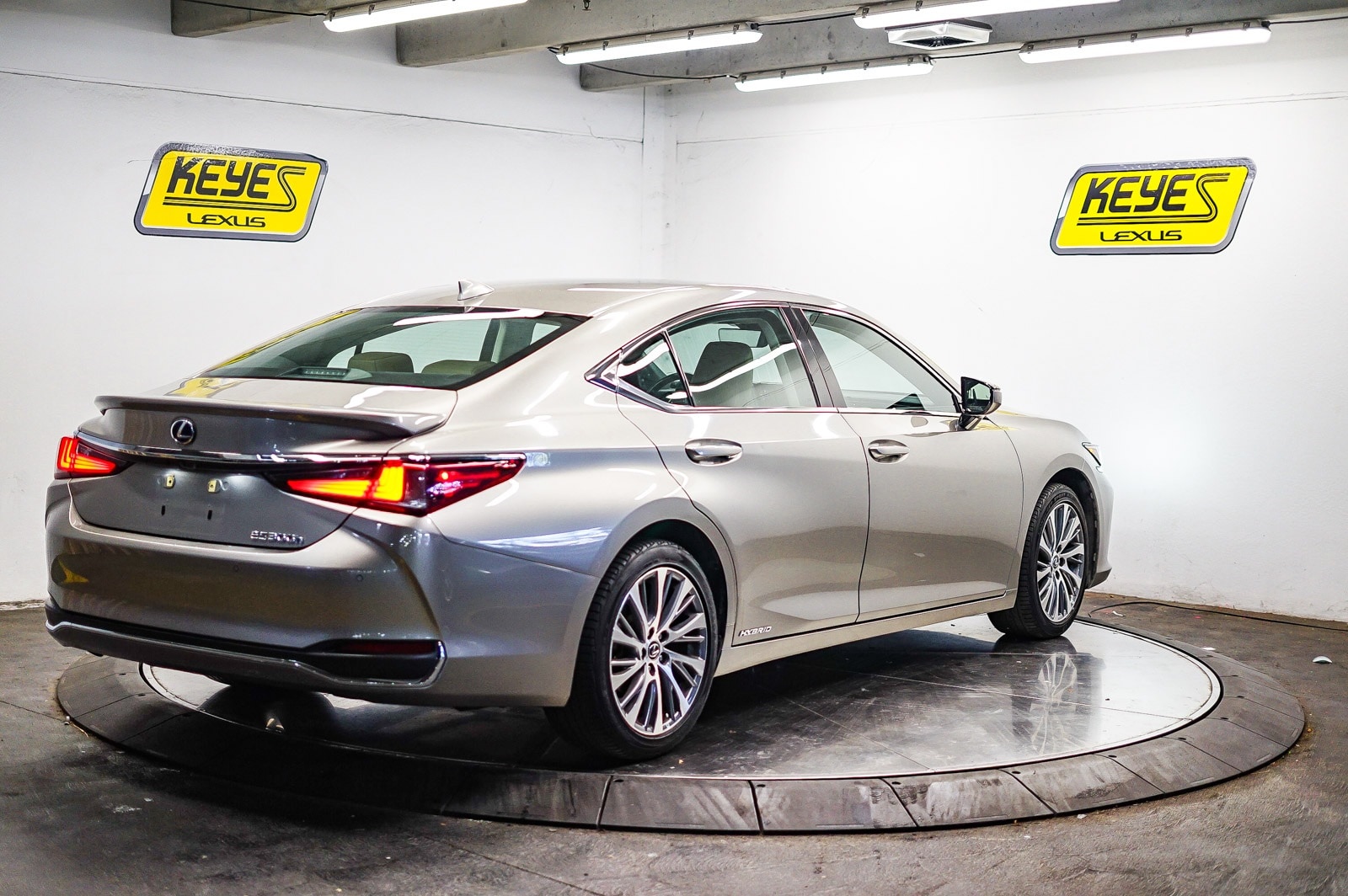 Thumbnail: 2020 Lexus ES - 4