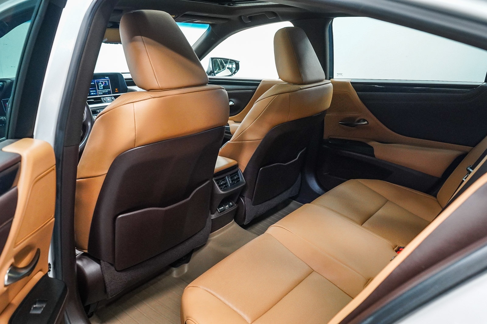 Thumbnail: 2021 Lexus ES - 19