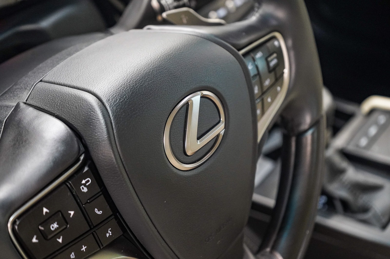 Thumbnail: 2022 Lexus ES - 21