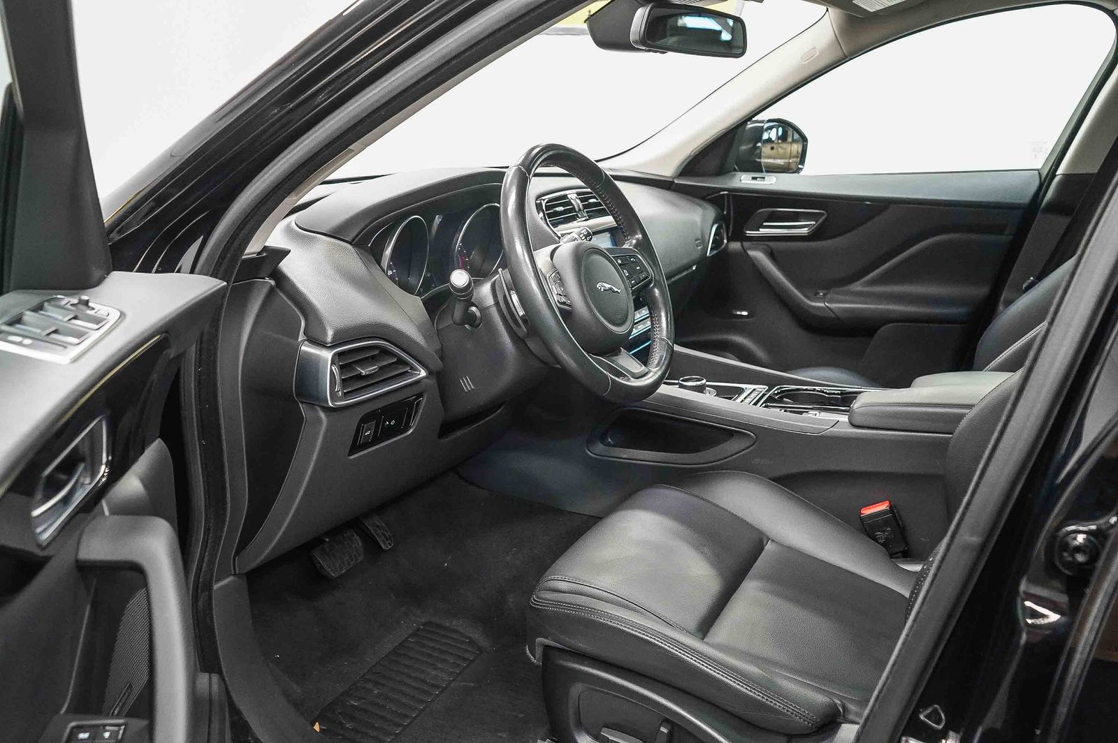 Thumbnail: 2017 Jaguar F-Pace - 18