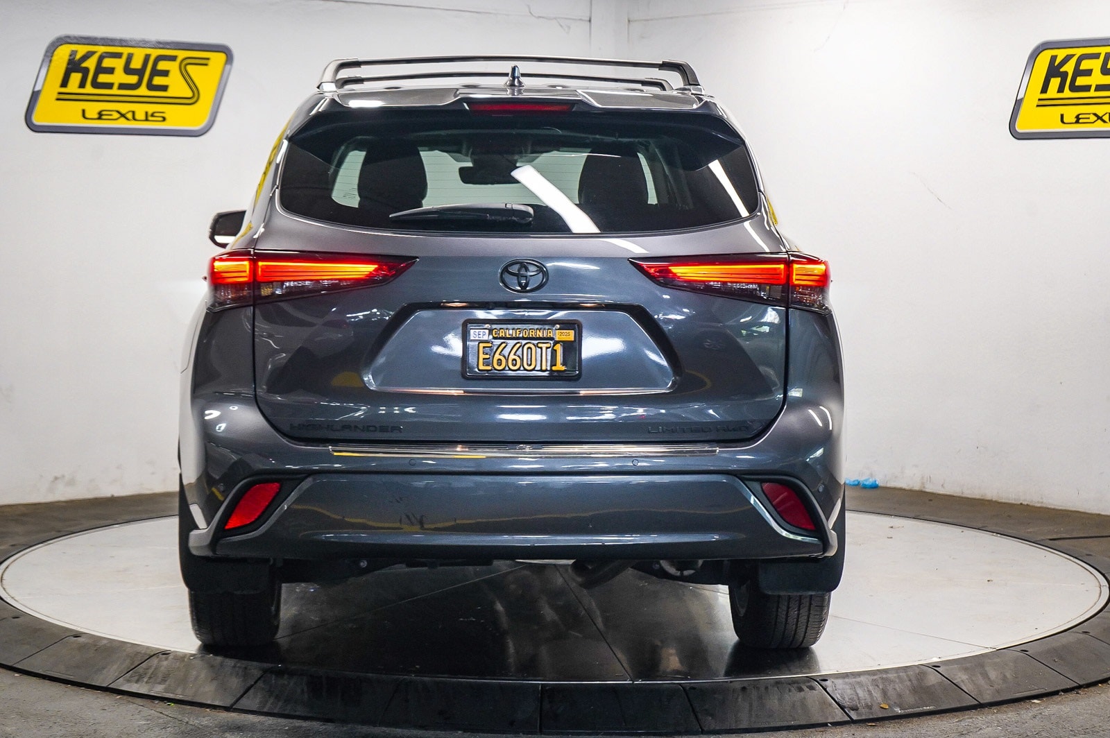 Thumbnail: 2022 Toyota Highlander - 3