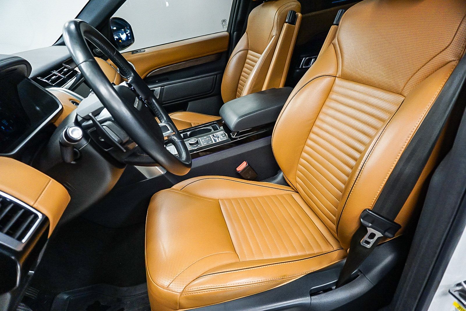 Thumbnail: 2019 Land Rover Discovery - 18