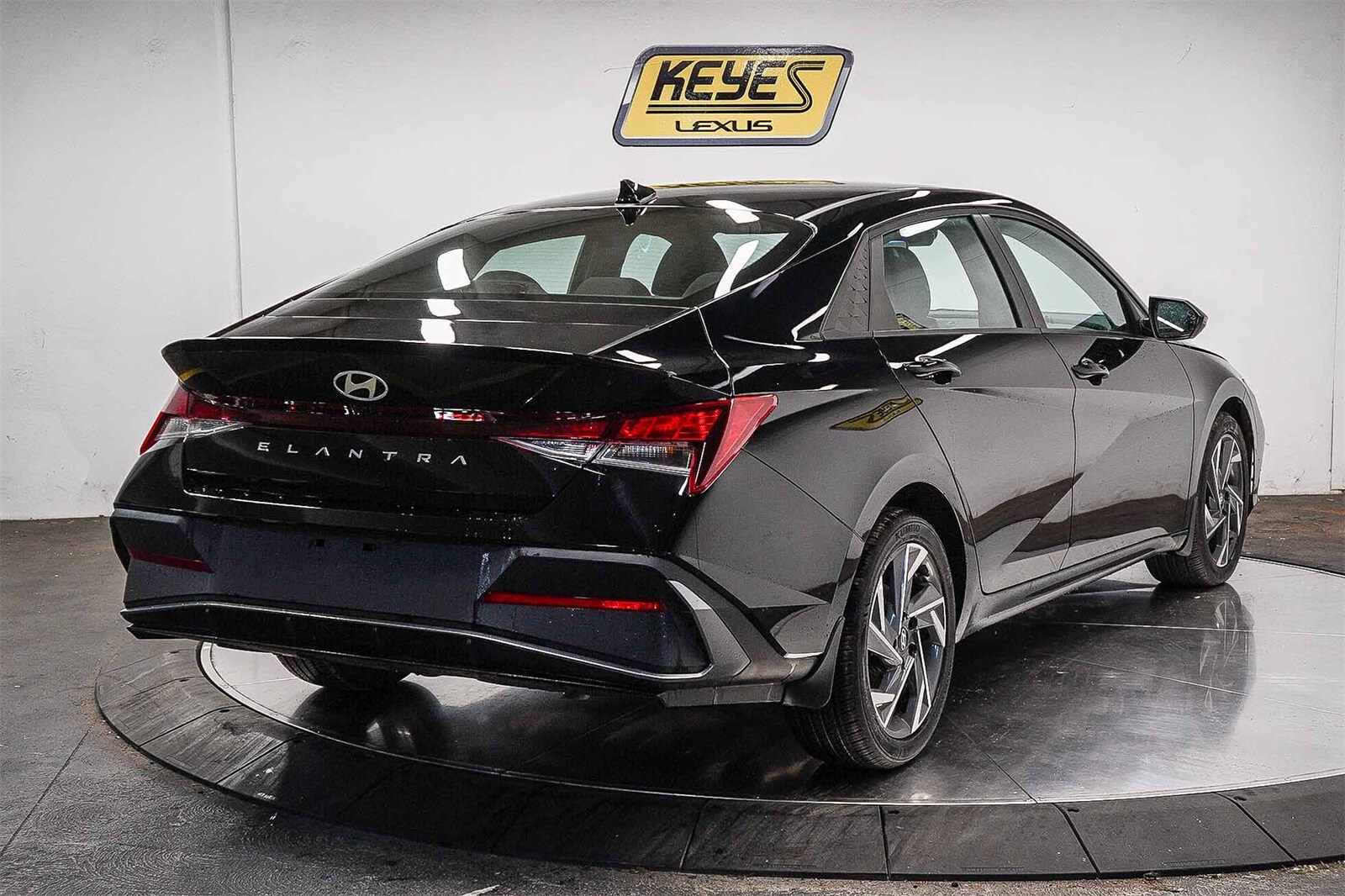 2025 Hyundai Elantra SEL Sport photo 4