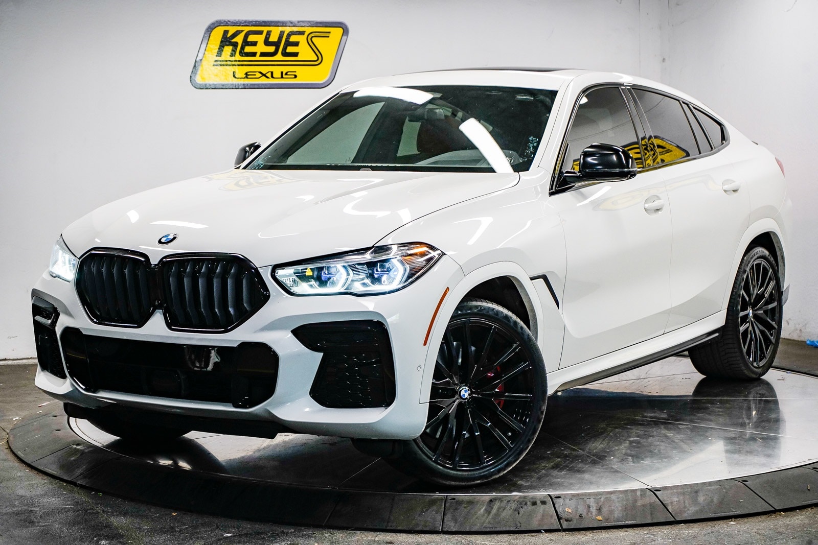 Thumbnail: 2022 BMW X6 - 1