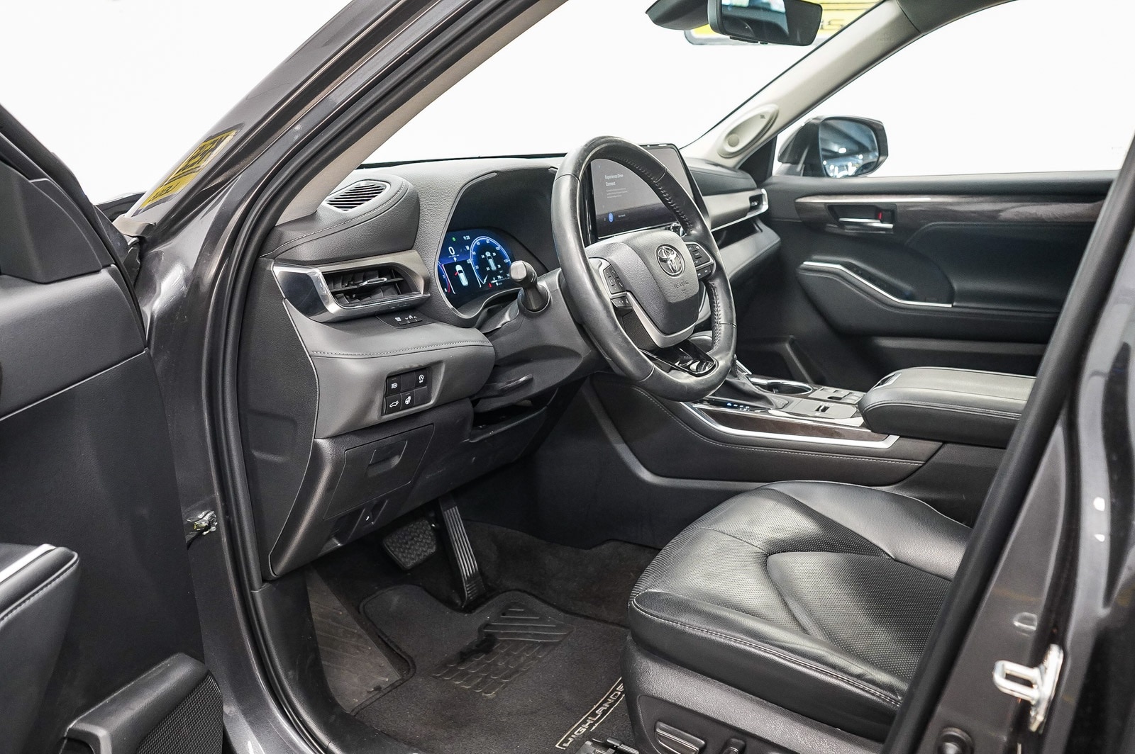 Thumbnail: 2023 Toyota Highlander - 18