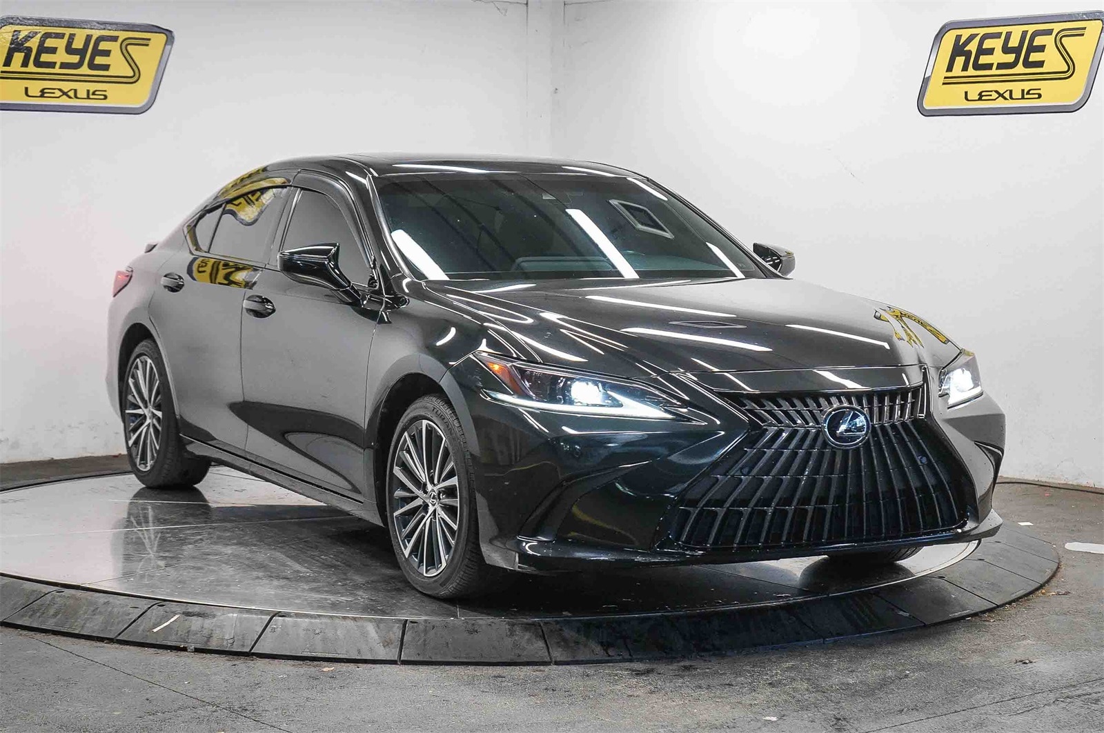 Thumbnail: 2023 Lexus ES - 5