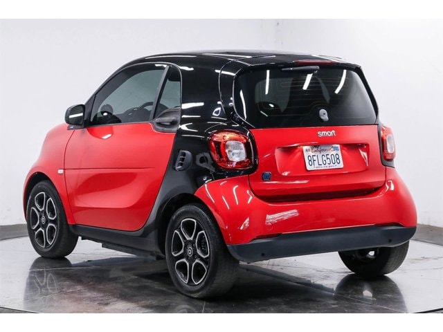 Used 2018 smart fortwo passion with VIN WMEFJ9BA2JK308621 for sale in Van Nuys, CA