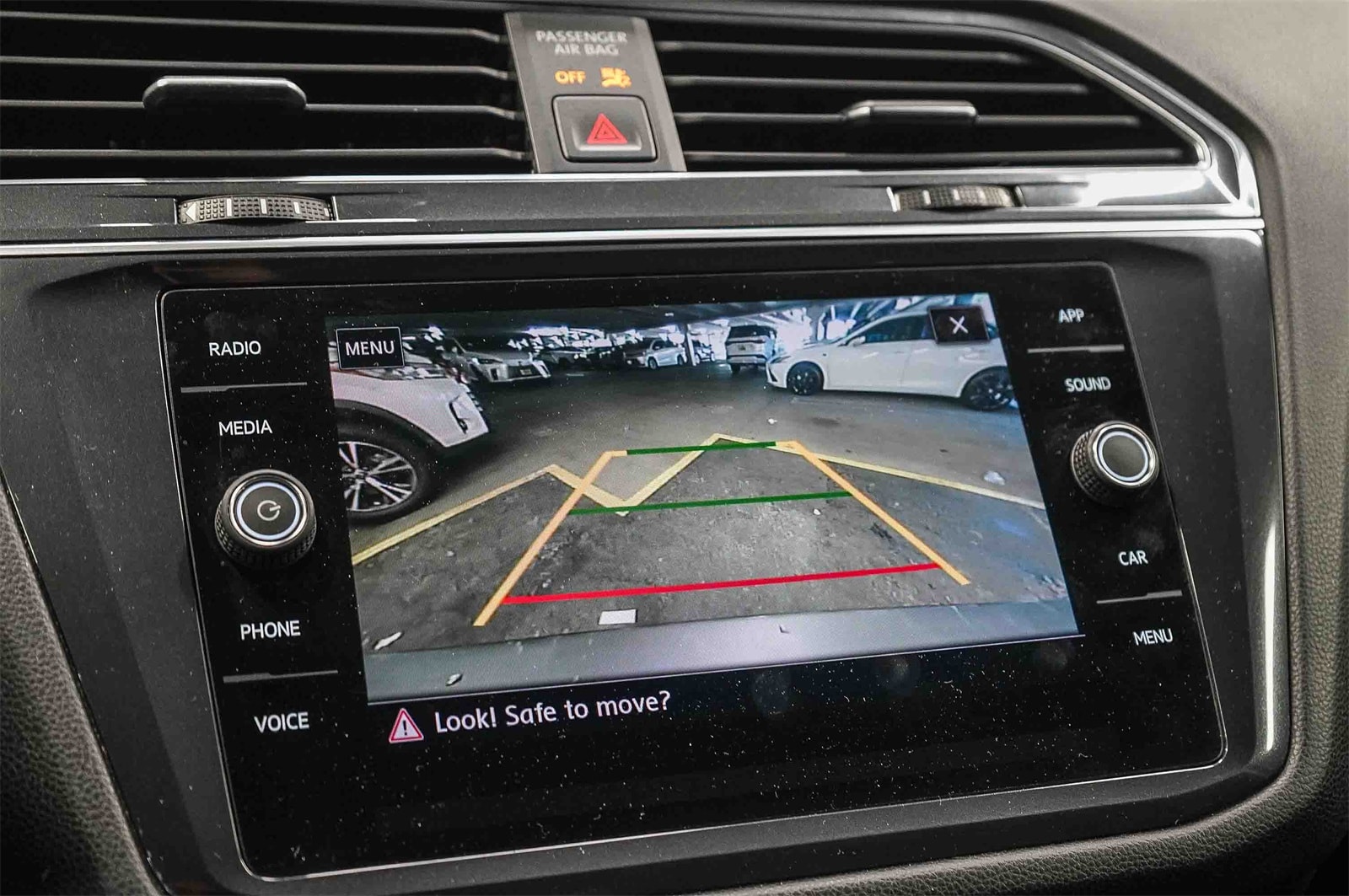 Thumbnail: 2020 Volkswagen Tiguan - 25