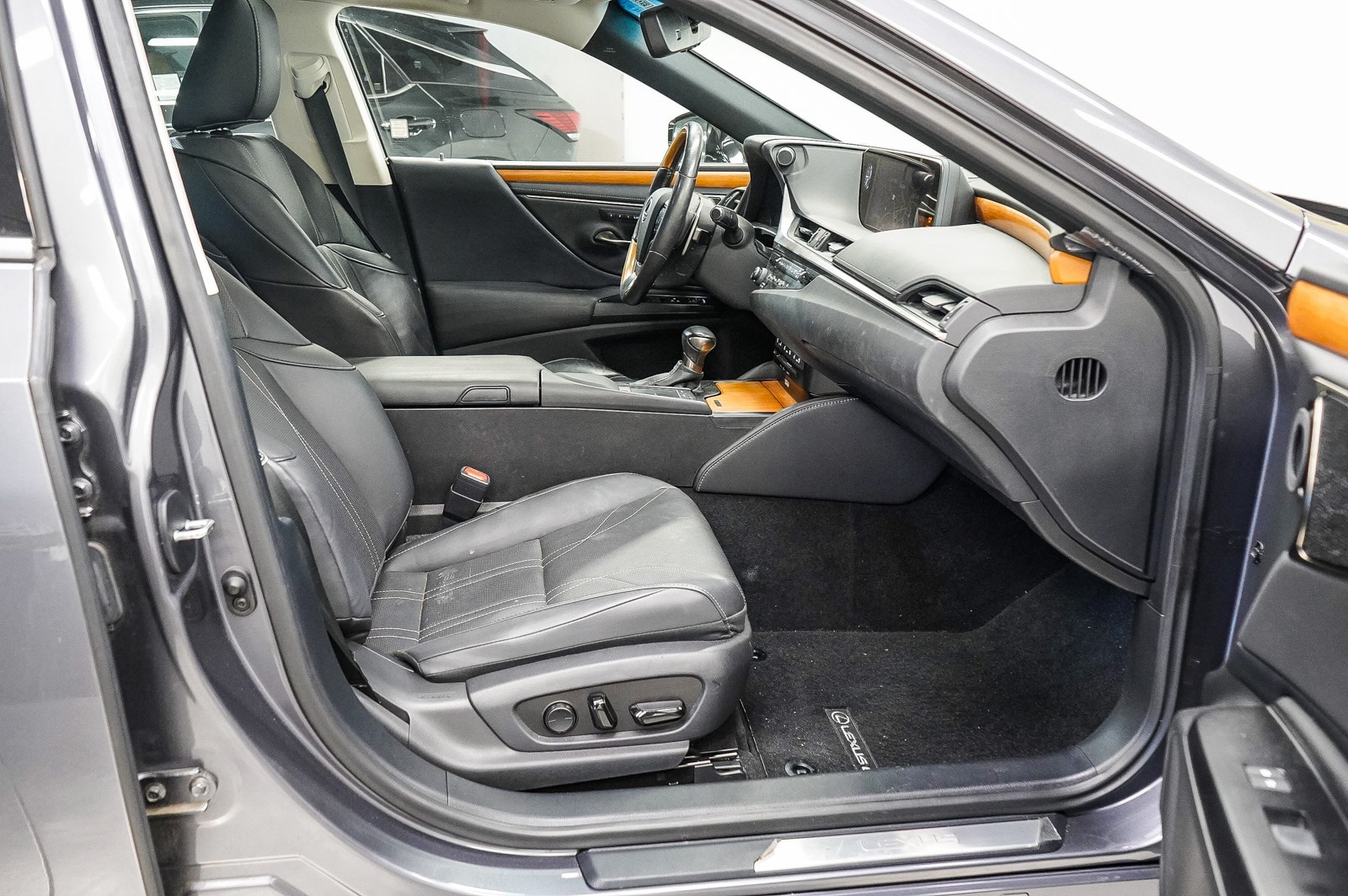 Thumbnail: 2020 Lexus ES - 17