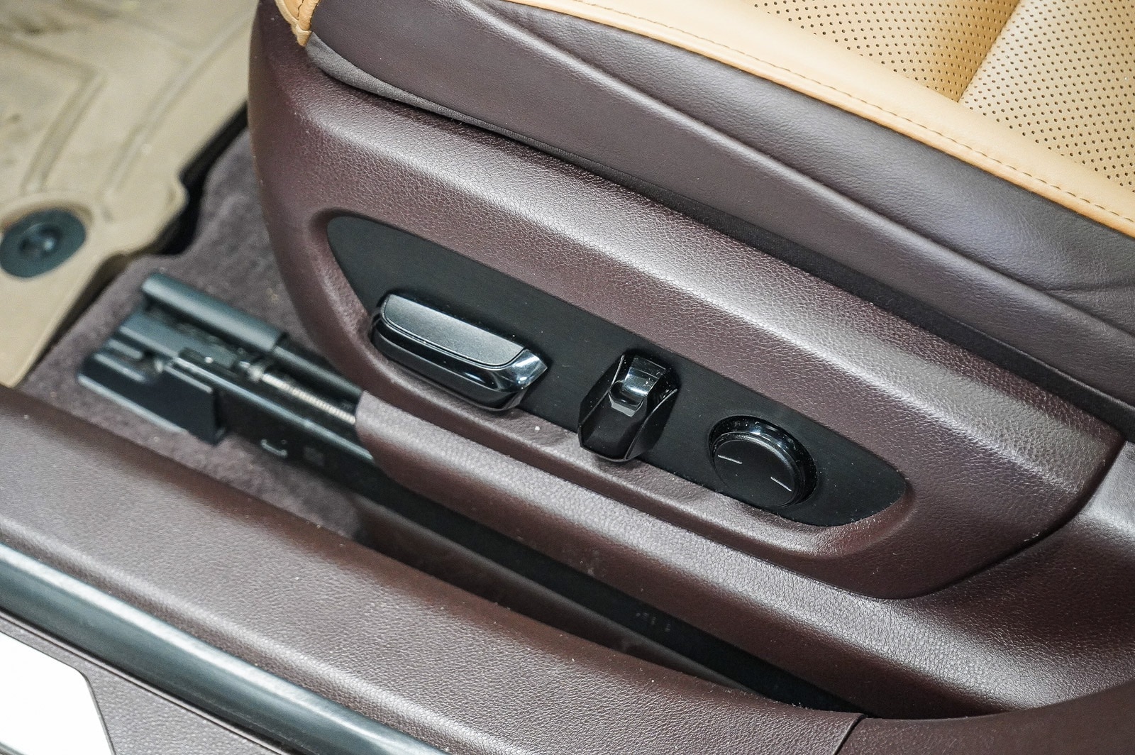 Thumbnail: 2021 Lexus ES - 23