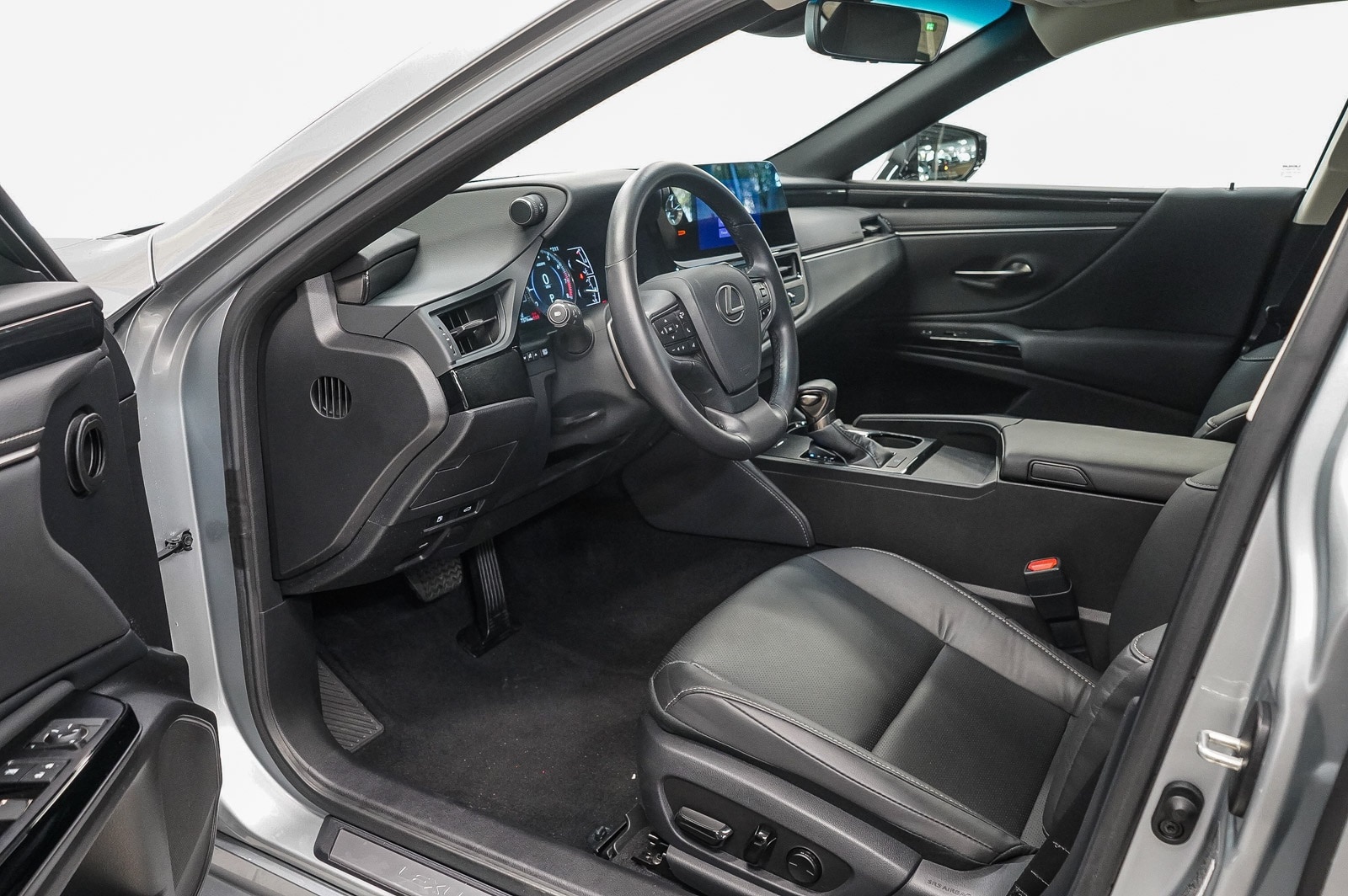 Thumbnail: 2025 Lexus ES - 17