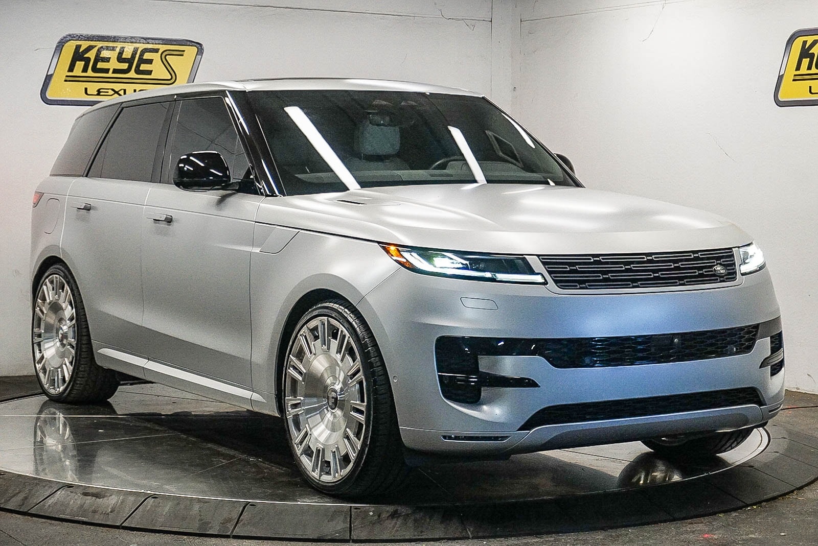 Thumbnail: 2025 Land Rover Range Rover Sport - 5