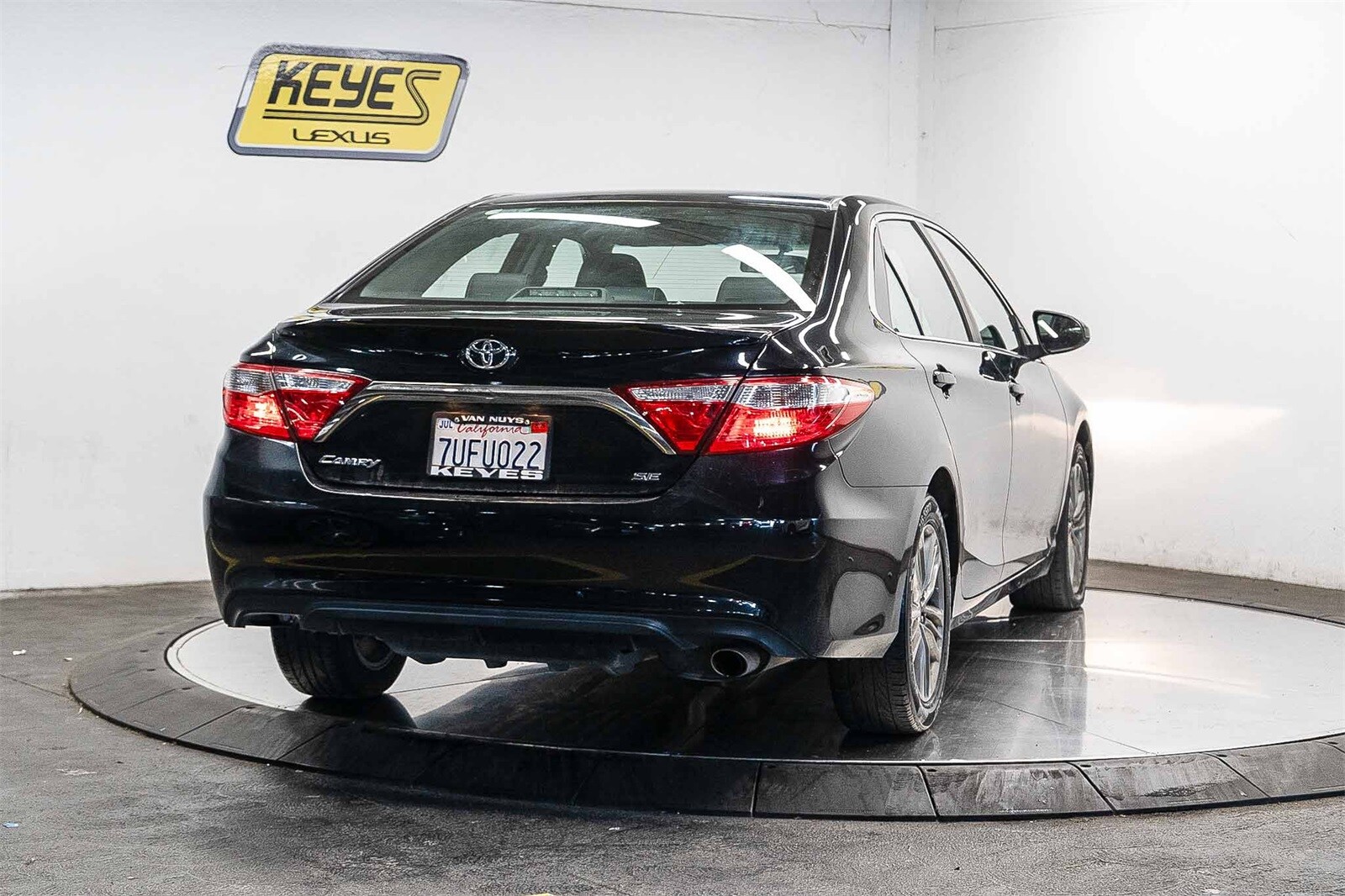 2016 Toyota Camry SE photo 3