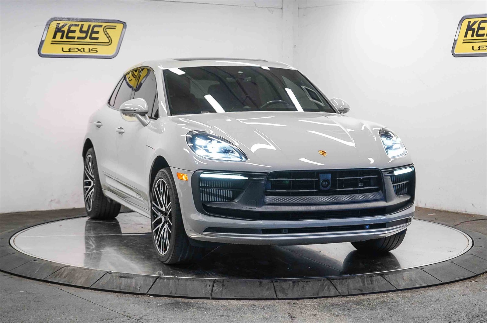 Thumbnail: 2023 Porsche Macan - 5