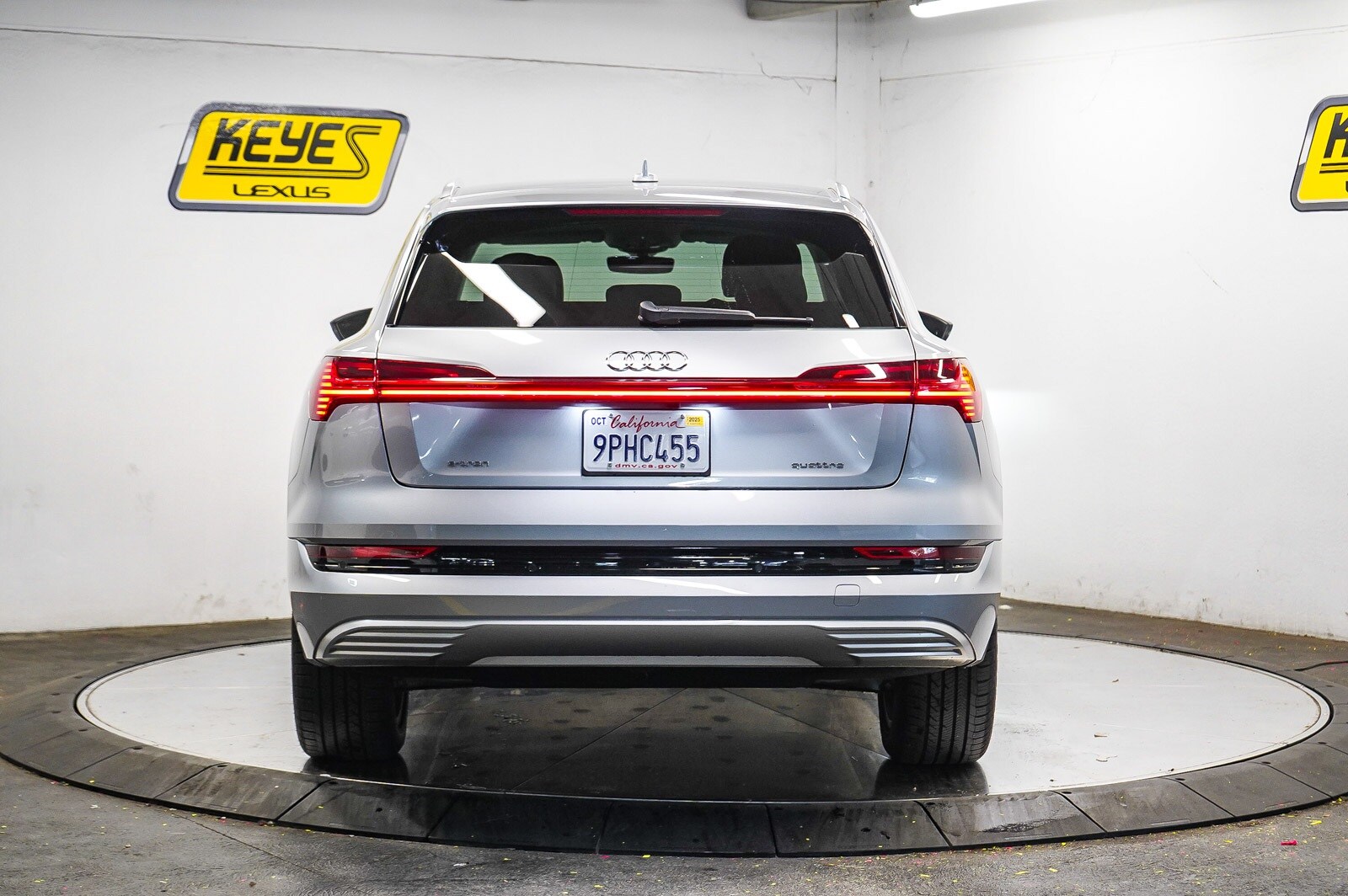 2023 Audi e-tron Premium photo 2