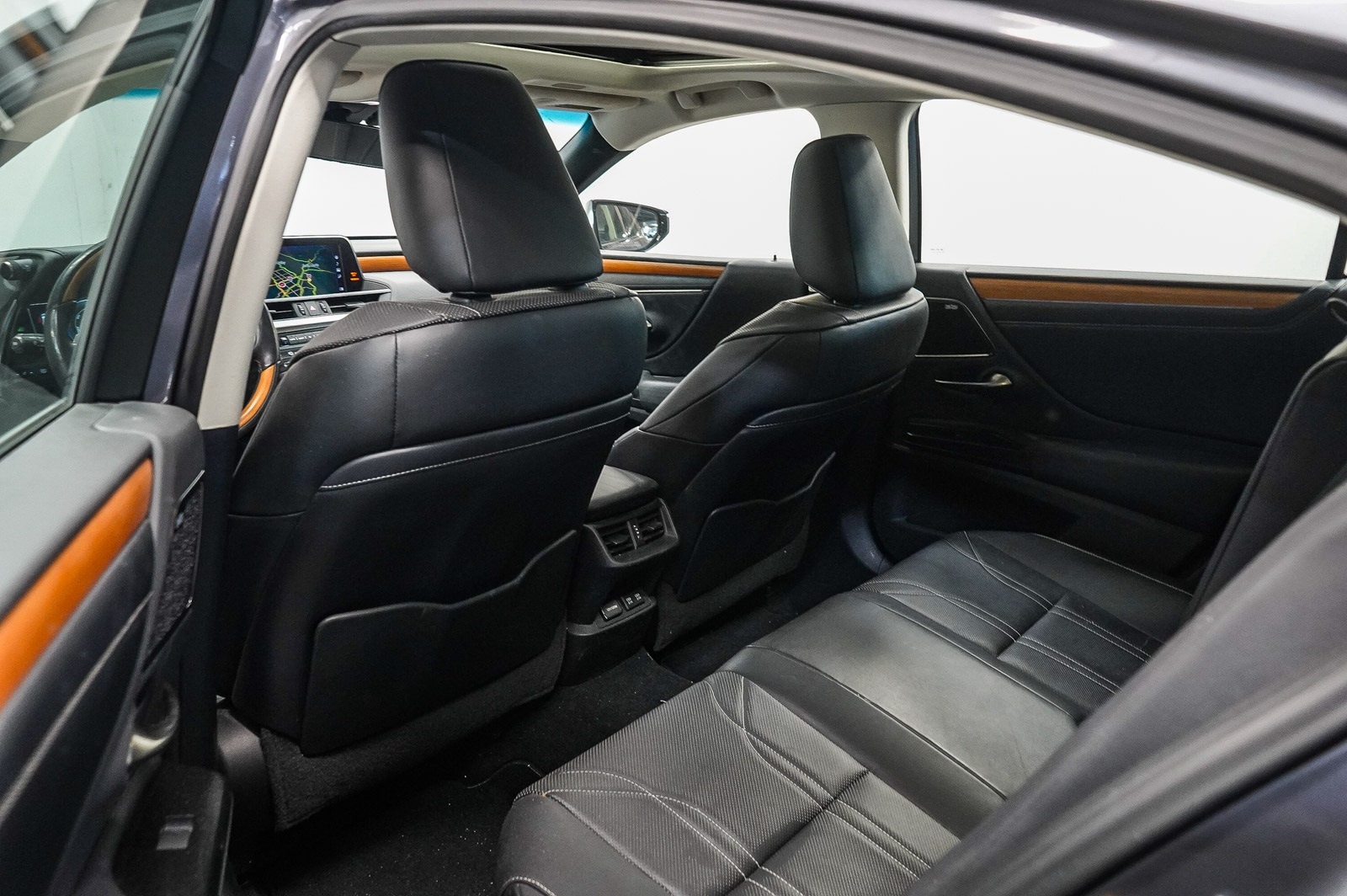 Thumbnail: 2020 Lexus ES - 19