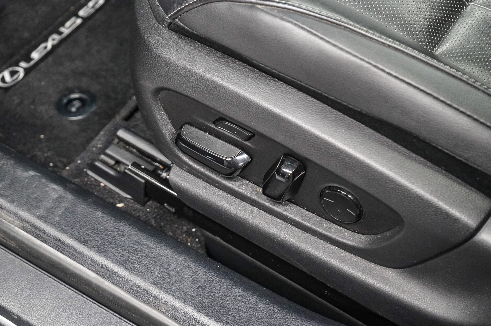 Thumbnail: 2020 Lexus ES - 23