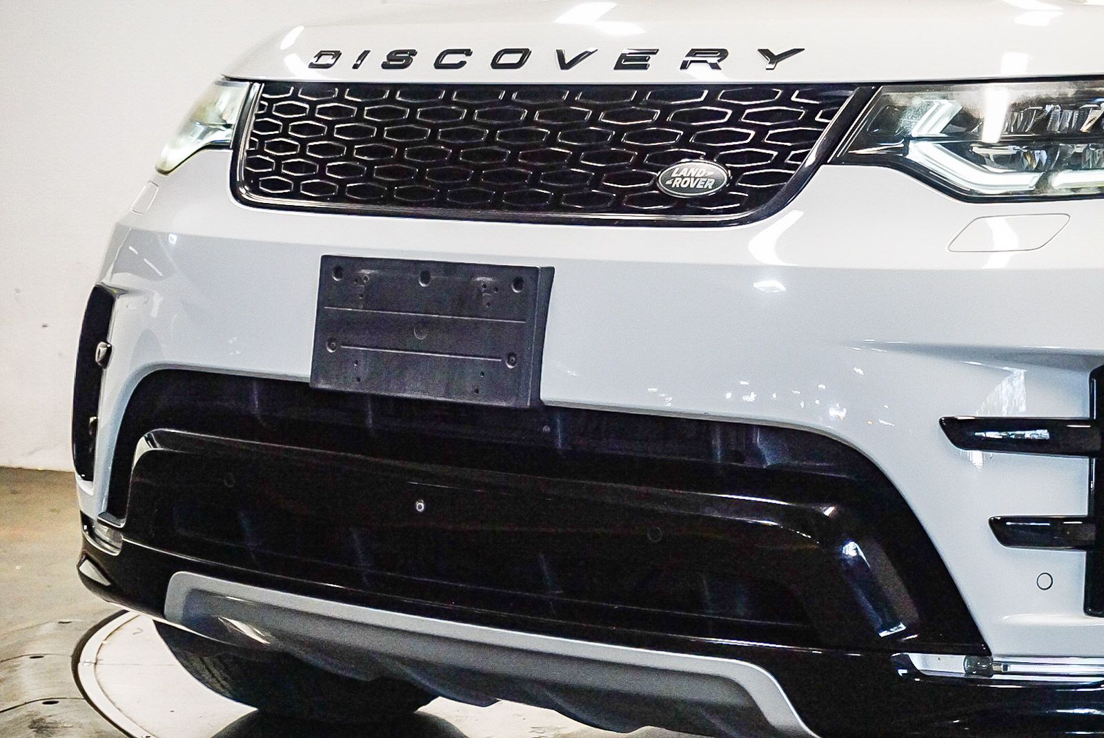 Thumbnail: 2019 Land Rover Discovery - 8
