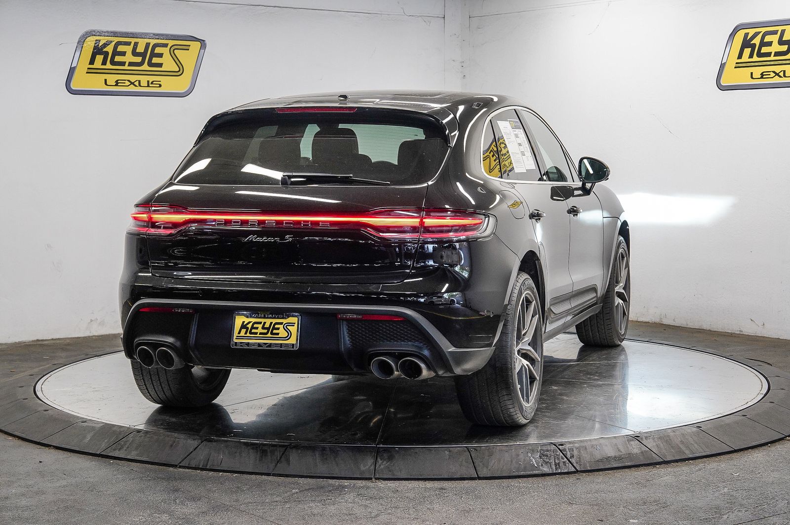 Thumbnail: 2023 Porsche Macan - 3