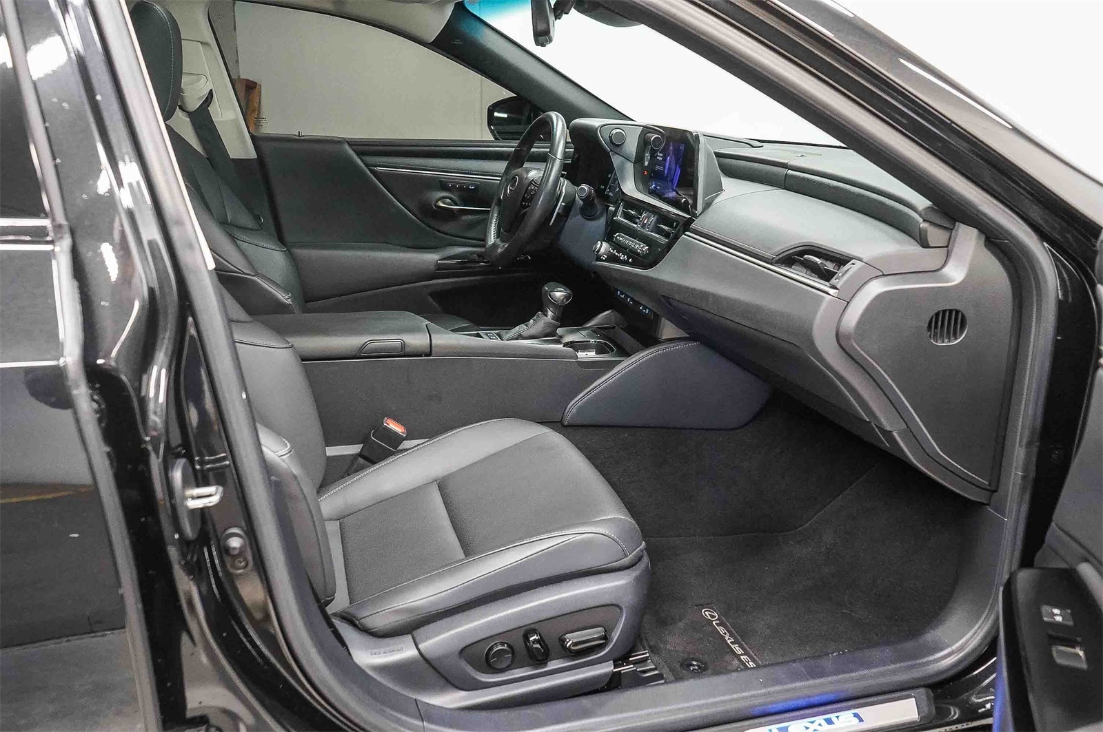 Thumbnail: 2023 Lexus ES - 17