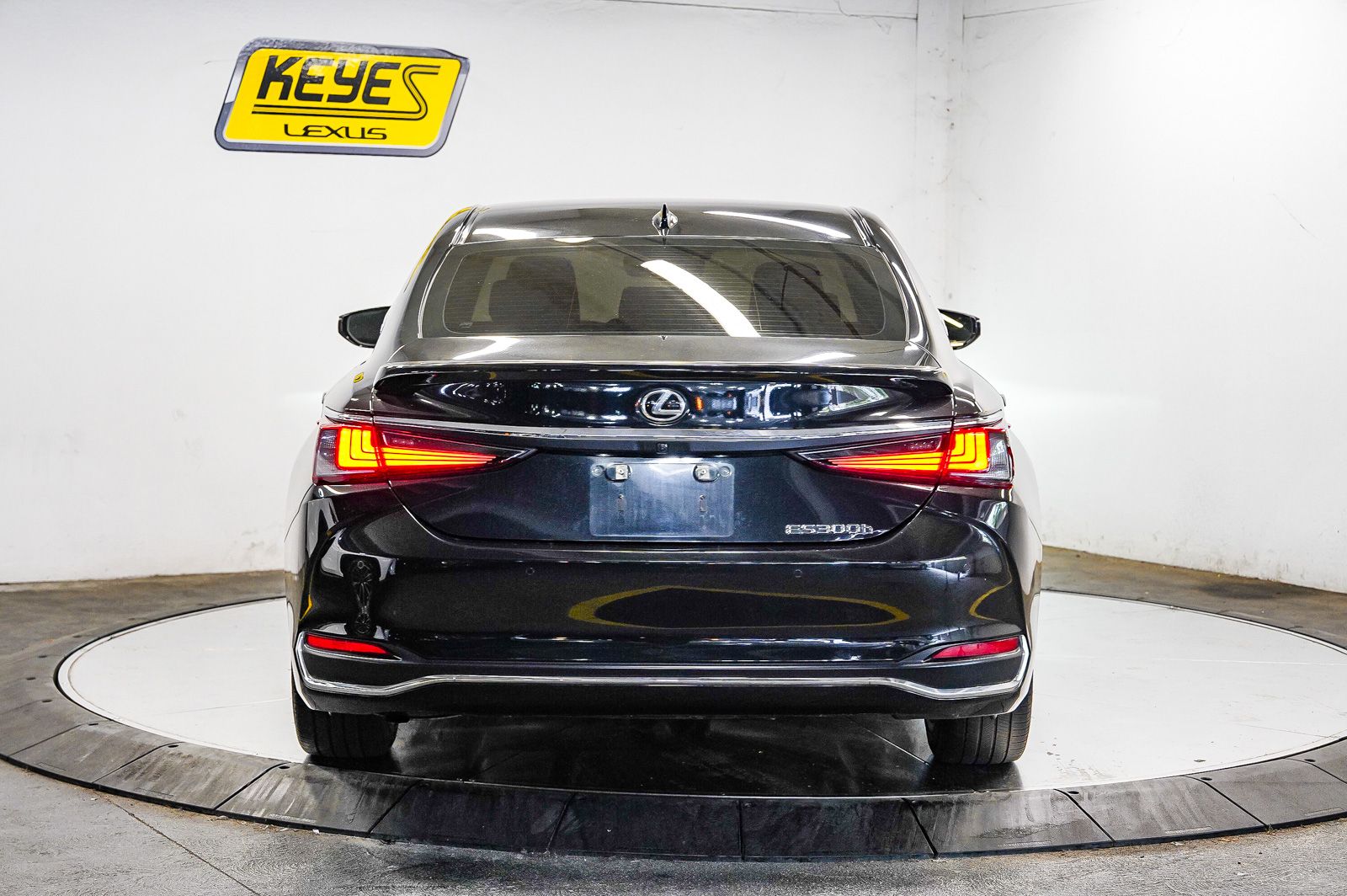 Thumbnail: 2023 Lexus ES - 3