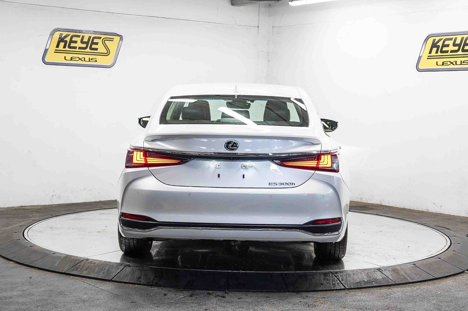 Thumbnail: 2025 Lexus ES - 3