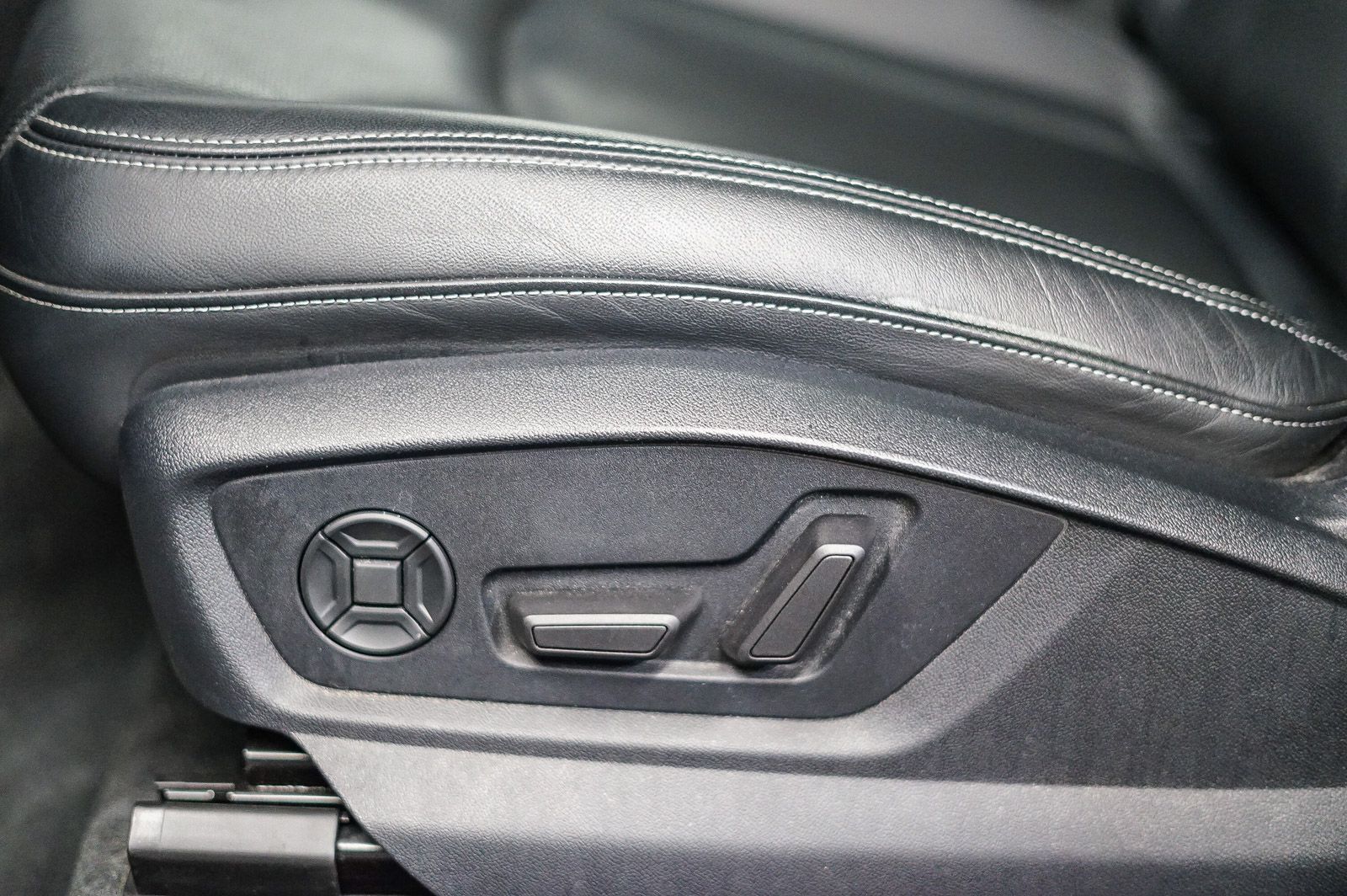 Thumbnail: 2022 Audi Q8 - 22