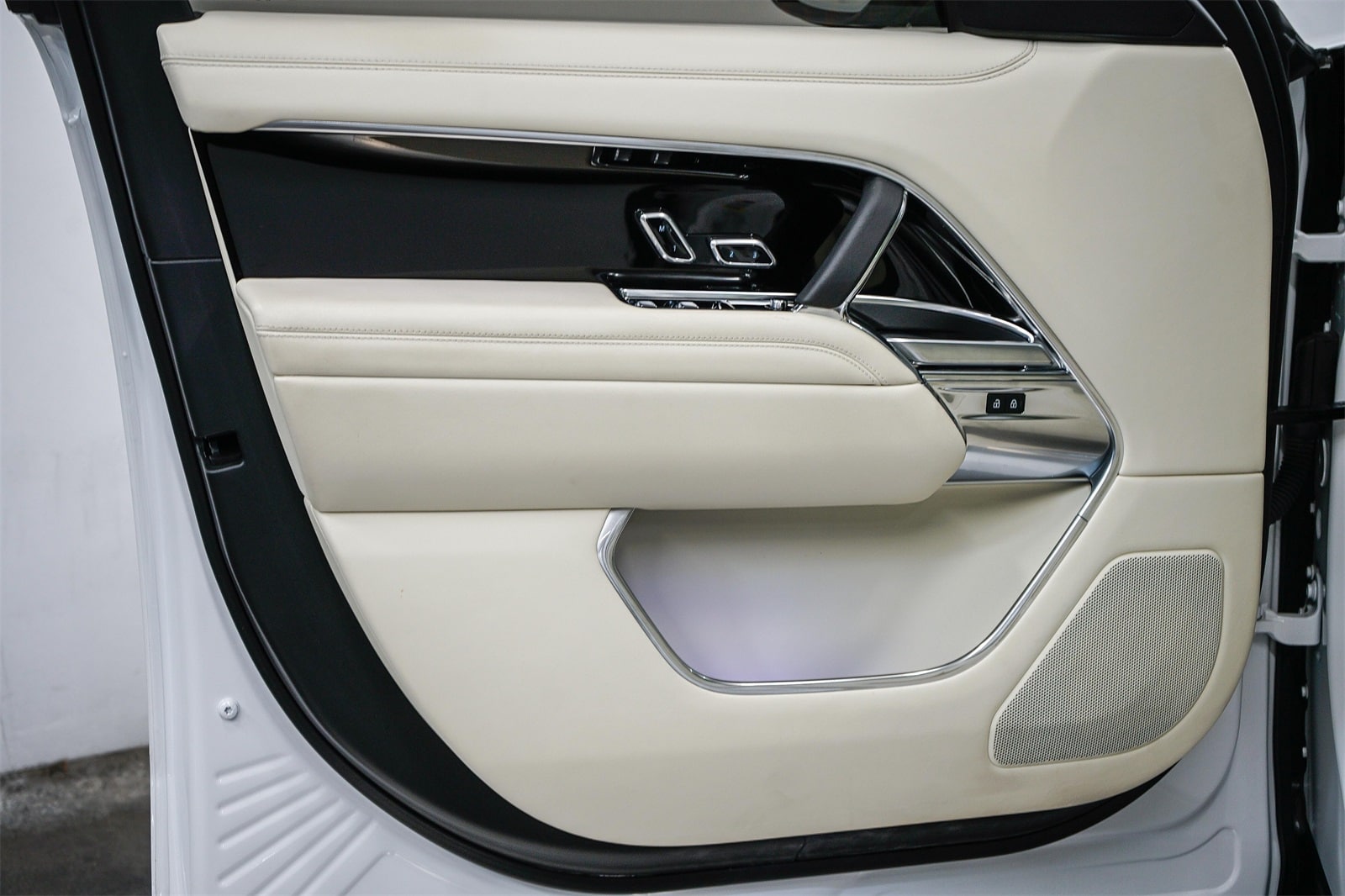 Thumbnail: 2024 Land Rover Range Rover - 18