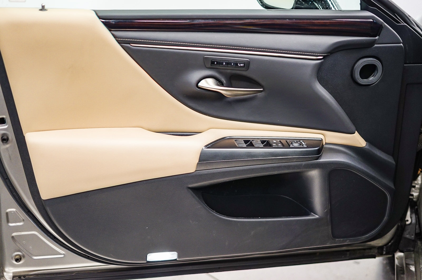 Thumbnail: 2020 Lexus ES - 24