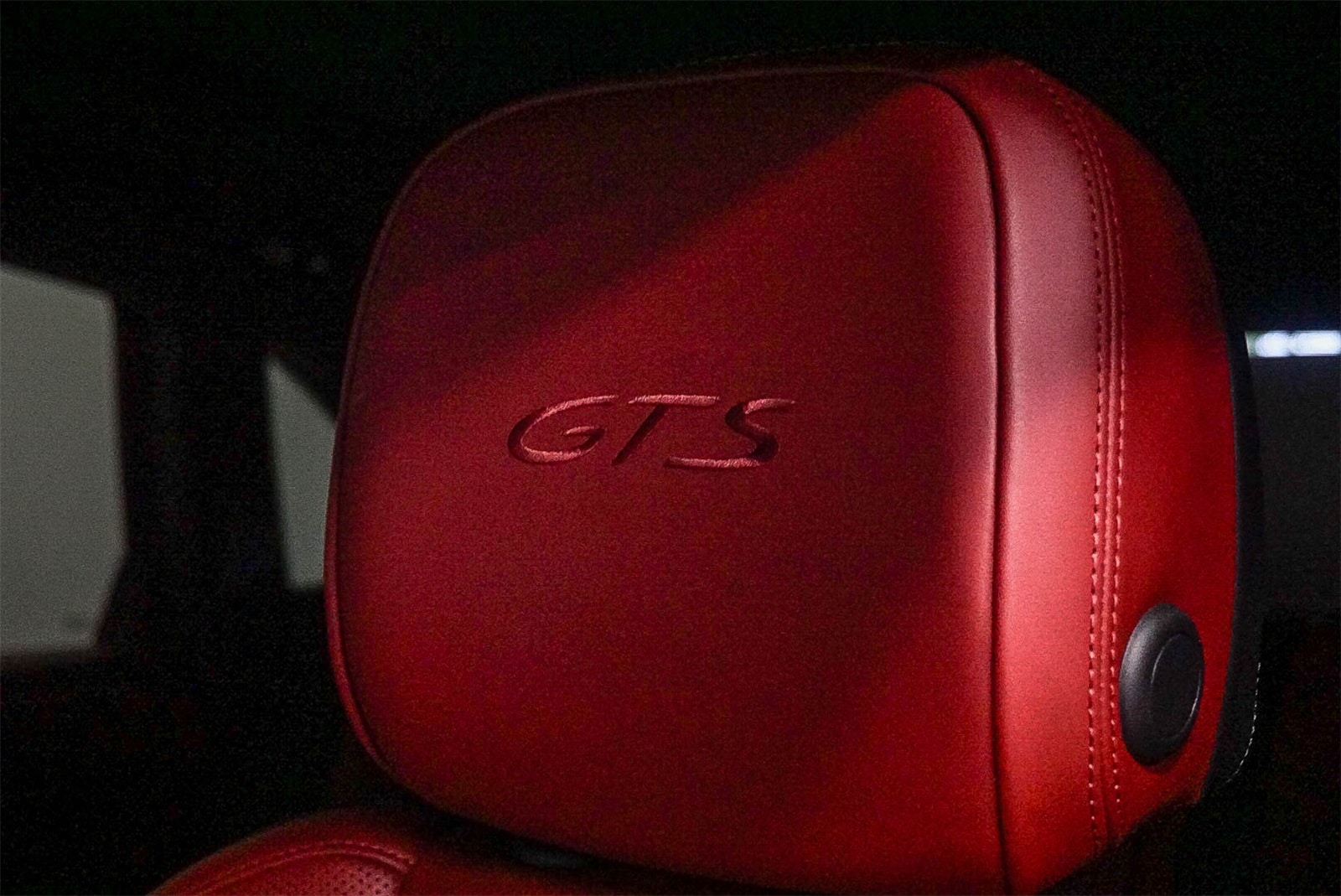 Thumbnail: 2023 Porsche Macan - 26