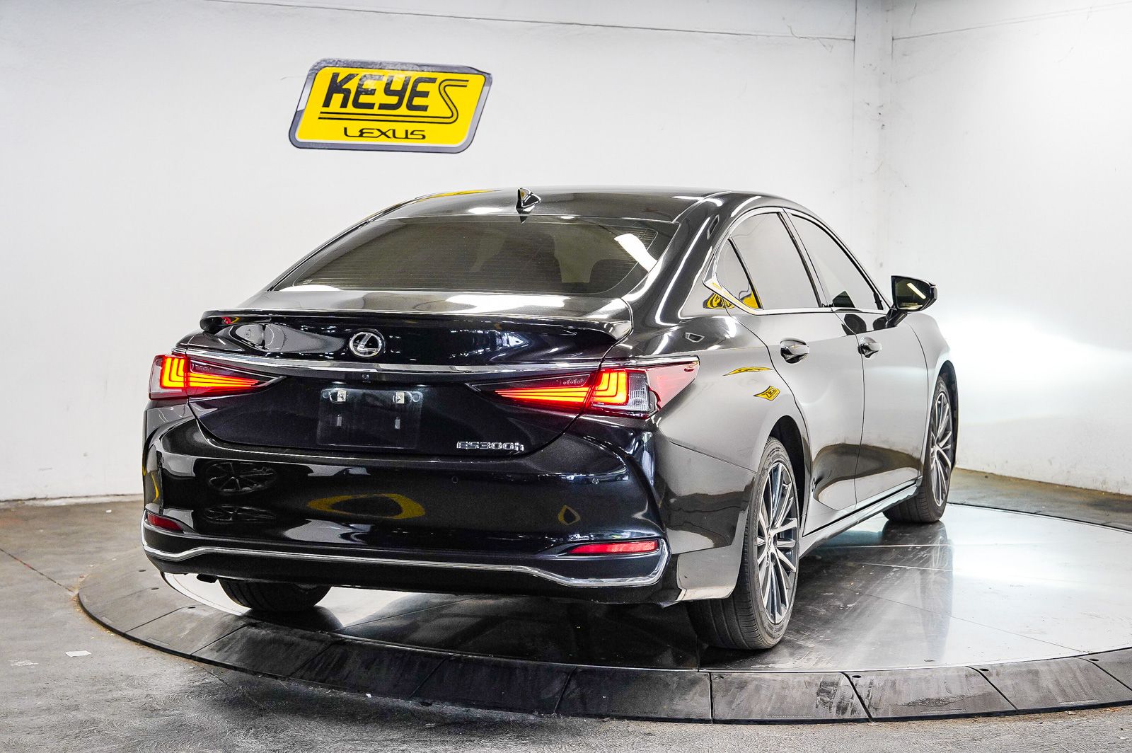 Thumbnail: 2023 Lexus ES - 4