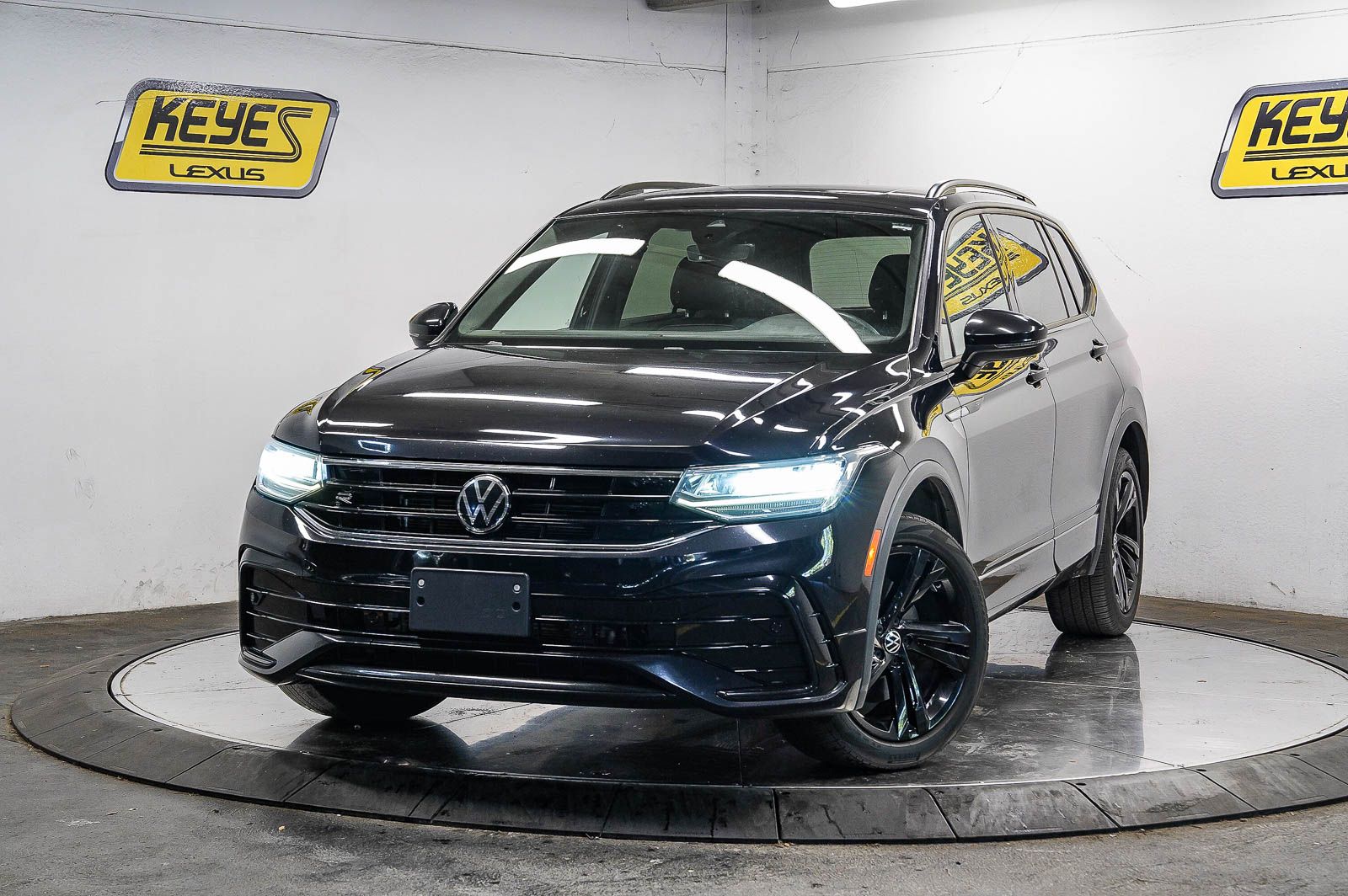 2023 Volkswagen Tiguan SE R-Line Black -
                  Van Nuys, CA