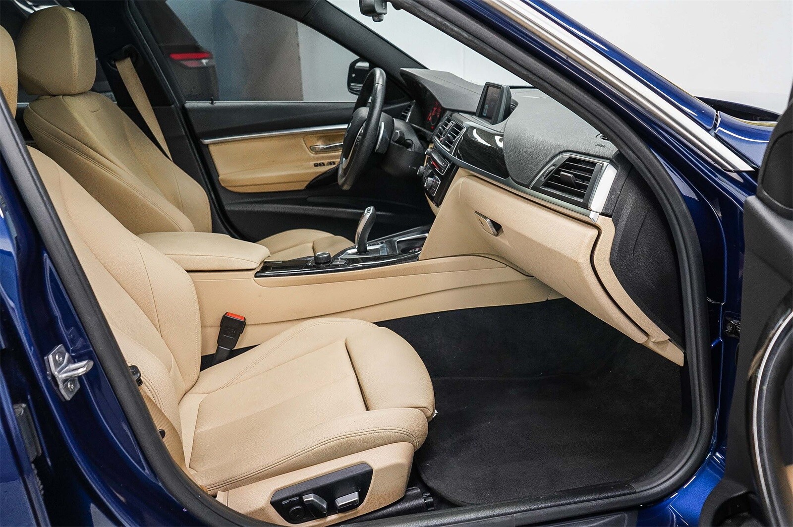 Thumbnail: 2018 BMW 3 Series - 17