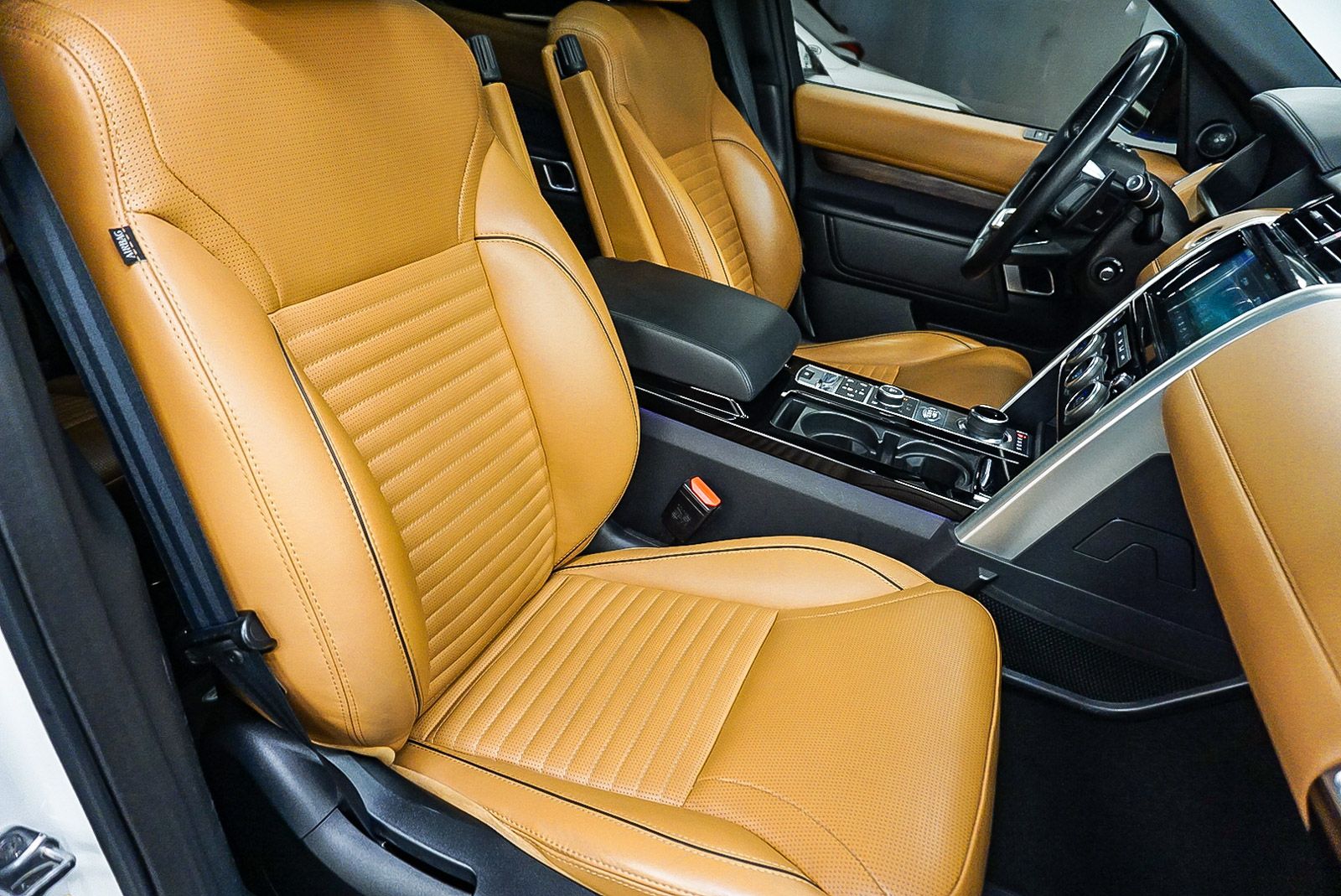 Thumbnail: 2019 Land Rover Discovery - 17