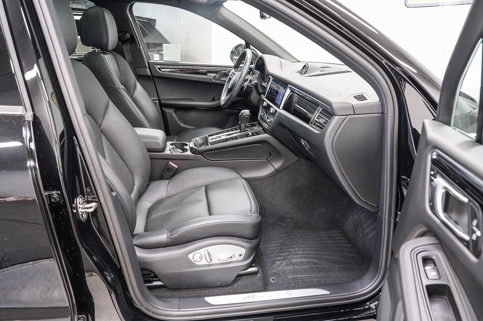 Thumbnail: 2023 Porsche Macan - 16