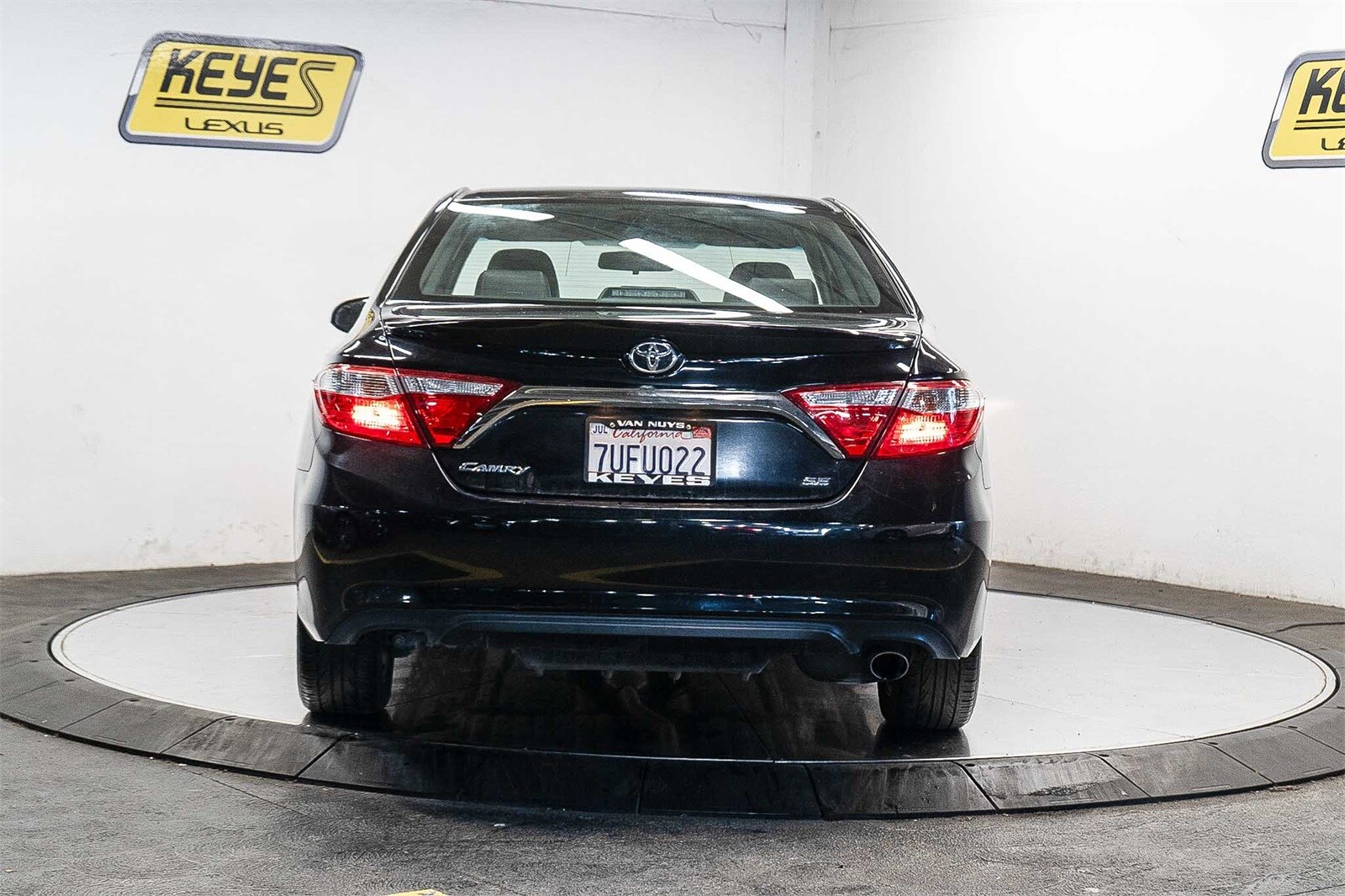 2016 Toyota Camry SE photo 2