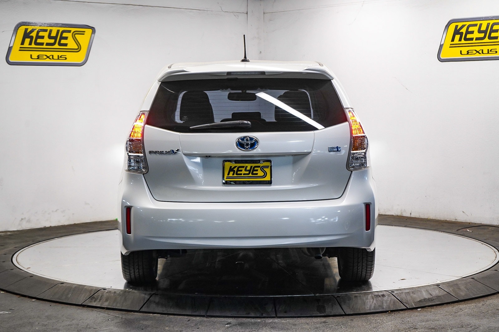 Thumbnail: 2013 Toyota Prius v - 3