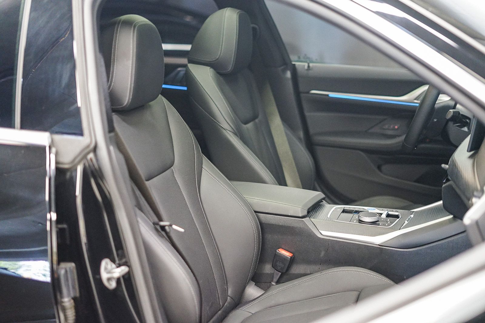 Thumbnail: 2025 BMW i4 - 17