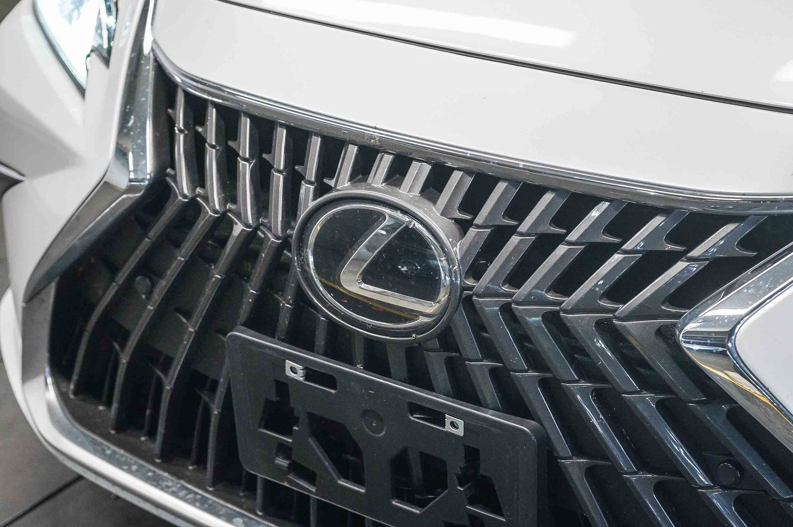 Thumbnail: 2025 Lexus ES - 8