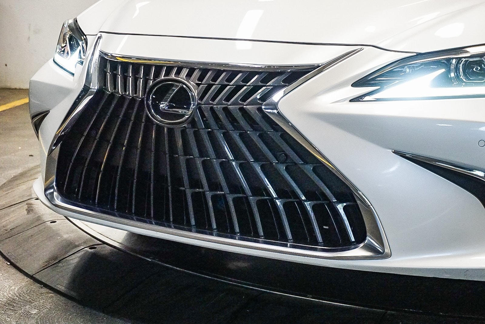 Thumbnail: 2024 Lexus ES - 8